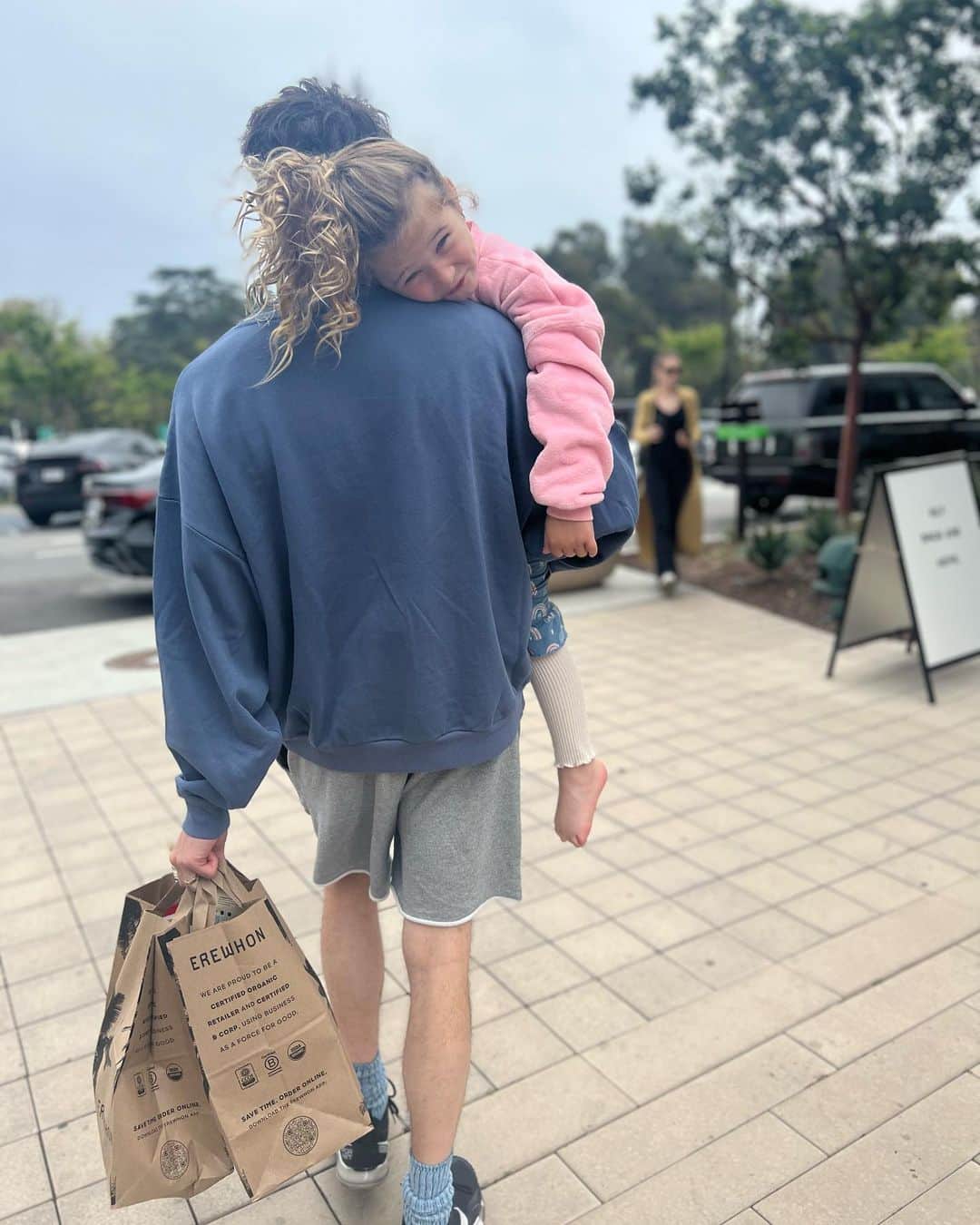 ヒラリー・ダフのインスタグラム：「Everything is just better with …and because of you. ♥️ Happy  Father’s Day to you! We love you beyond and thanks for always carrying all the stuff I pack… I set you up nice for this @matthewkoma …. Let’s hear it 🙄😊」