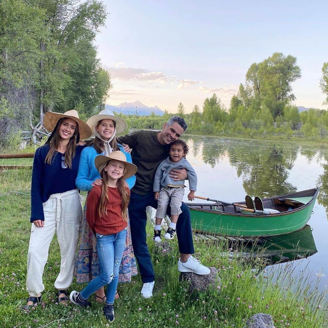 ジェシカ・アルバさんのインスタグラム写真 - (ジェシカ・アルバInstagram)「Happy #FathersDay to all of the amazing dads in my life 🙏🏽❤️  My #babydaddy @cash_warren - look at these little nuggets we made - I am so proud of the father you are 🥹 Our kids won the lottery with you as their dad and I couldn’t be more grateful to have you as a partner in this wild and beautiful life of ours 🥰🫶🏽💫  To my #papacito @markdalba - thank you for simply being you. You are one of a kind, that is for sure! You are a trusting, silly and loving soul. I am so grateful for your ‘out of this world’ energy, pure joy, encouragement and unconditional love. To my #papo @michaelwarrenphotofantasy you are one of the best dads out there! Your big genuine heart is so pure and expansive, you are gentle, funny, creative, warm and kind. I couldn’t be more blessed to have you as my father in law.  To my #lilbro @joshuaalba watching you as a father to Carter and Brooklynn has been one of the most tender and sweet experiences of my life. I love seeing how you have stepped up and leaned into fatherhood so naturally, never skipping a beat. Love you to the moon. To my other lil bro #Grayson you are such a sweet Angel of a human, and your baby girl Alani is so lucky to have such a kind, funny, caring father. Hugs   To all of the other dads out there, I see you and appreciate you 🙏🏽, your love, care and encouragement makes all the difference in your kiddos life. Sending big big love ❣️」6月19日 2時47分 - jessicaalba