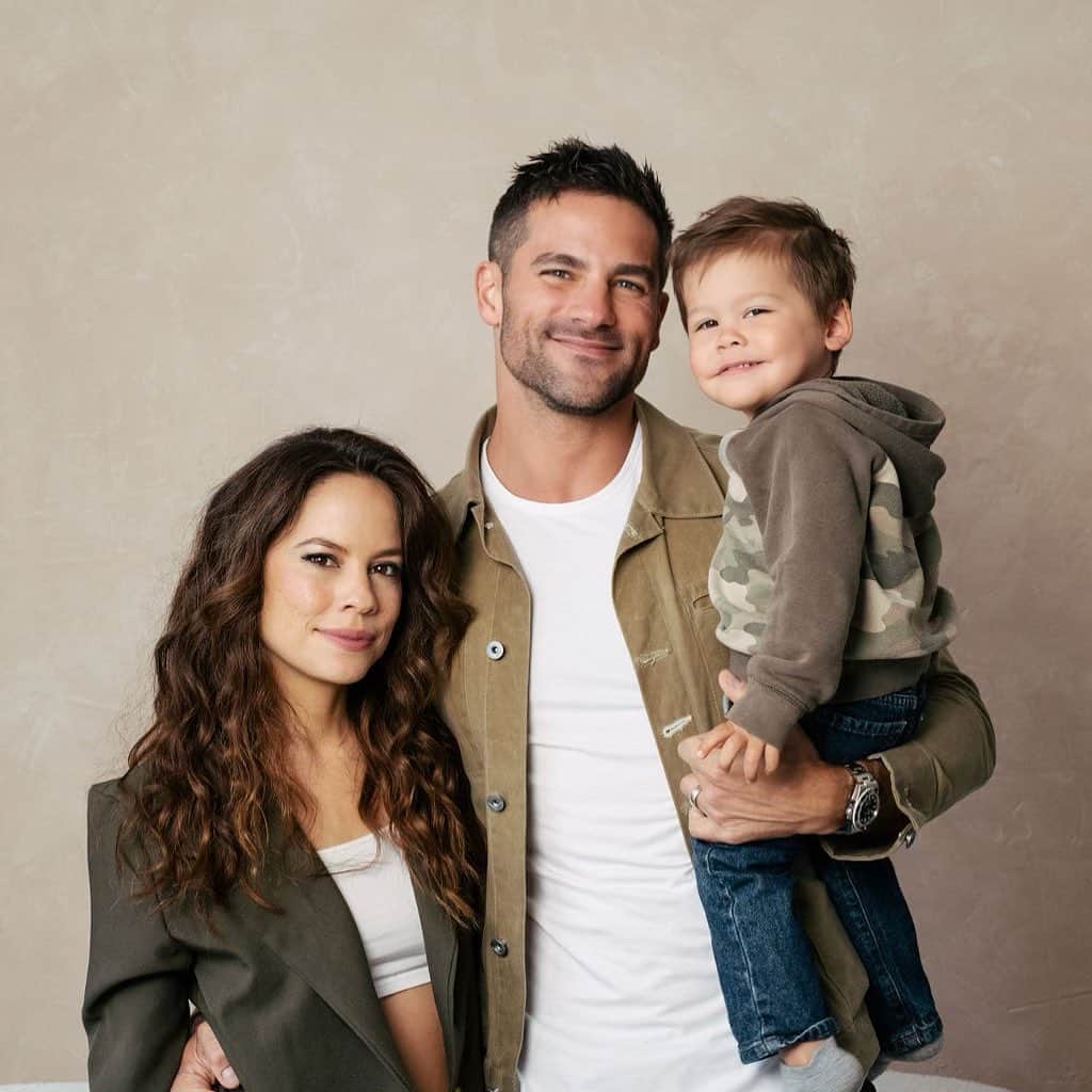 ブラント・ドーハティのインスタグラム：「That boy got his mother’s eyes but his father’s smile 😂  This is my first Father’s Day away from my family as I’ve been stuck in a hotel in Bulgaria for the last few weeks. I miss them a lot. But we’re heading to France in a few days to finish this movie and they’re meeting me there. And then we get a family vacation. That’s not too shabby. I’m a lucky man and I can’t wait to see you both soon. Happy Father’s Day to me and to all the other dads out there.  Photo by the wonderful @ninamenconi」