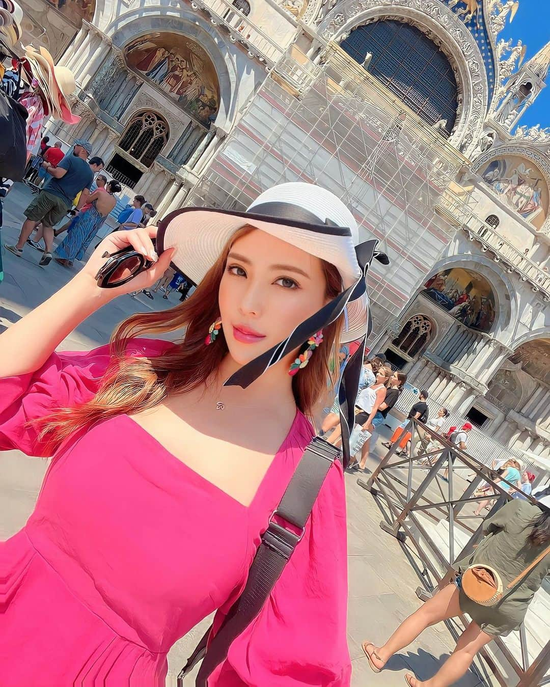 佐々木あゆみさんのインスタグラム写真 - (佐々木あゆみInstagram)「Europe🌍 . . ひとり旅✈️ ソロ活 Traveling alone🚶‍♀️ . . 👗 @rosary.moon  #イタリア #イタリア旅行 #ヨーロッパ  #italy #italytravel #europe  #ひとり旅 #旅人 #海外旅行 #海外旅行好きな人と繋がりたい #ヴェネツィア #venice #ソロ活 #ソロ活女子  #今更更新 #暇更新 #🙏」6月19日 2時53分 - ayunpi0128