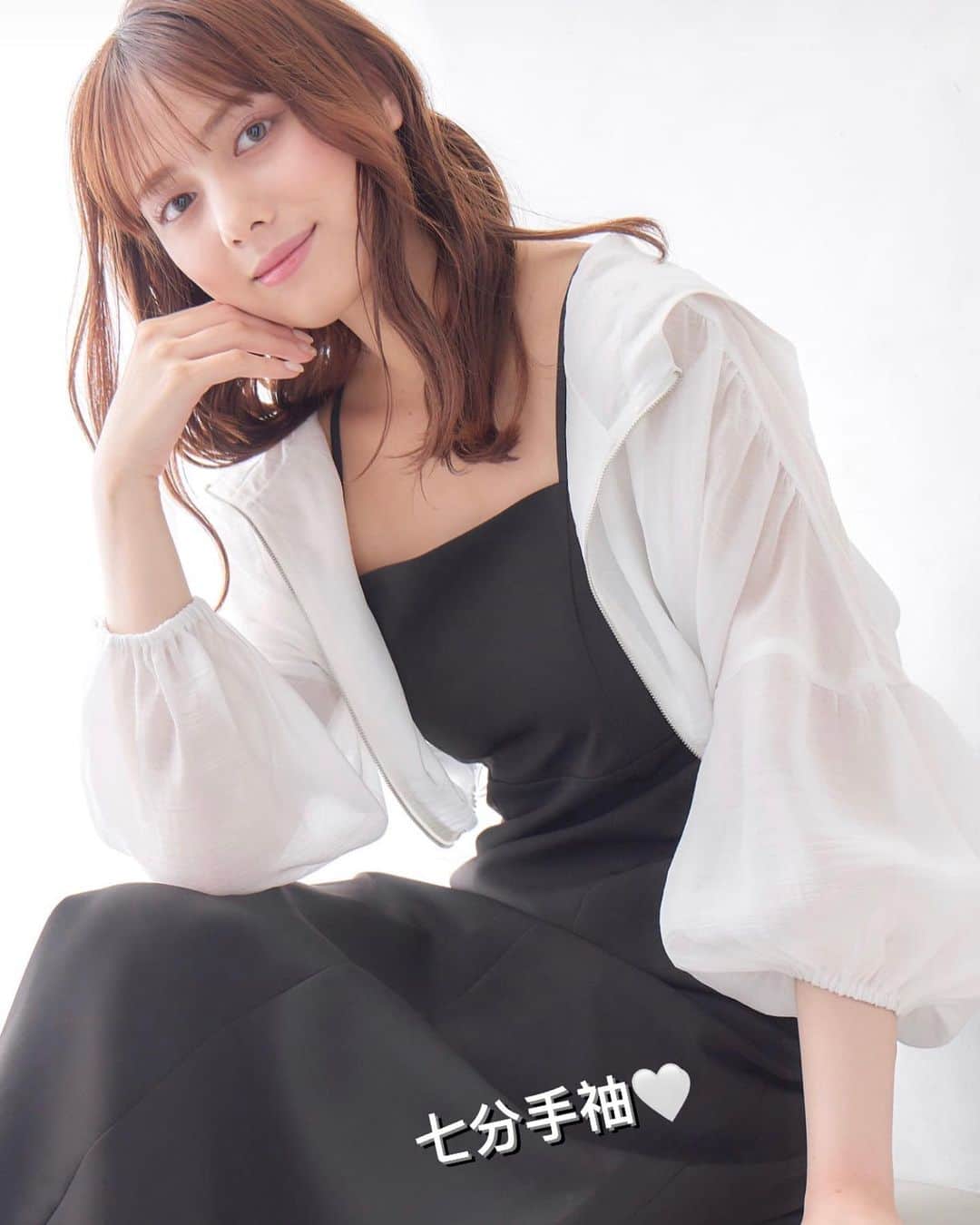 Fleur Fleurのインスタグラム：「Rain Rain🌧️GoAway!! 今年真係勁多雨水🥹🌧️🌧️🌧️ 適逢梅雨時節係時候買風褸外套 呢件係七分手䄂 就算熱天着都冇問題架 裏面可以襯靚靚嘅背心😉💓  我哋係現貨發售 歡迎WhatsApp聯絡我哋🥳👌🏼 新作有八折之外 購買$1600即可享免費順豐送貨服務添 歡迎直接購買😍😍😍🫶🏻  watsapp: 5572-9458 #銅鑼灣恩平道52號2樓a室」