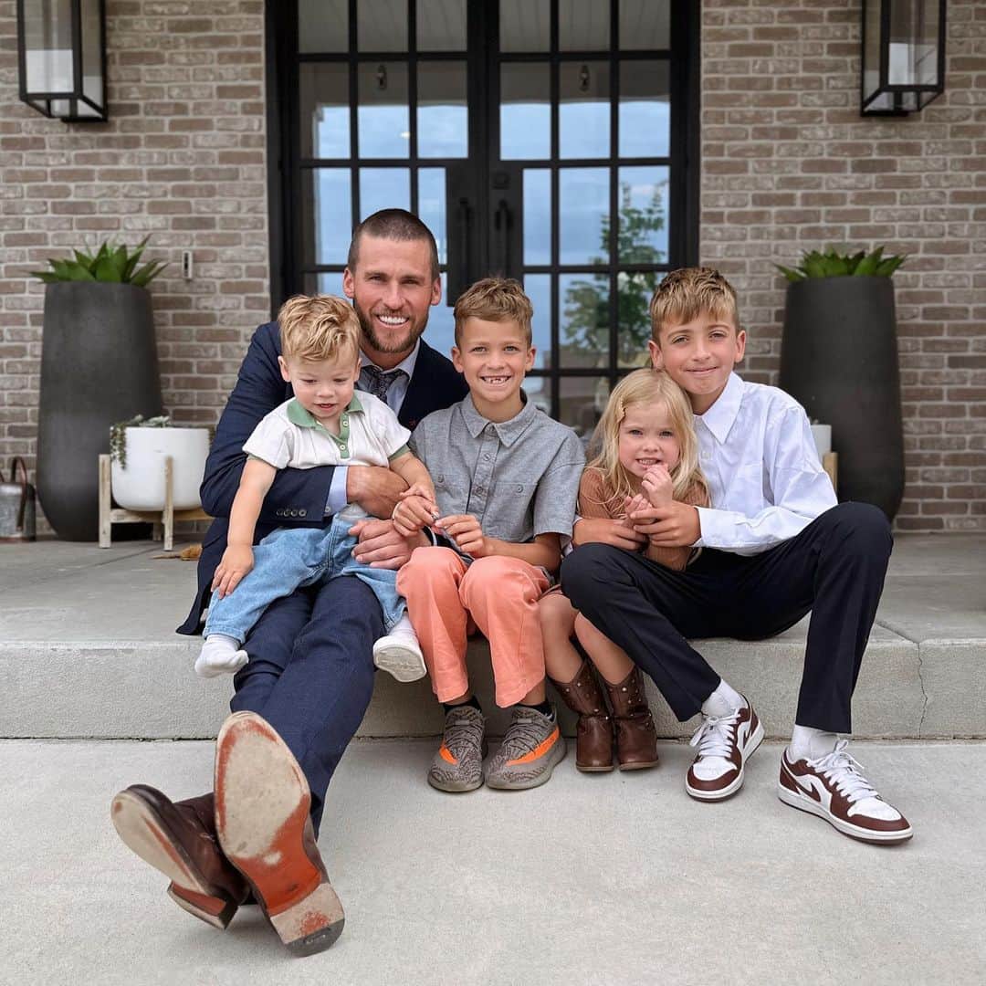 Cara Van Brocklinのインスタグラム：「Happy Father’s Day to this sweet daddy🫶🏻! I am so lucky I get to raise these crazies with you by my side and have you as an example. I love you more than anything and so do these kiddos! Im definitely okay with you being the favorite parent 🫶🏻」