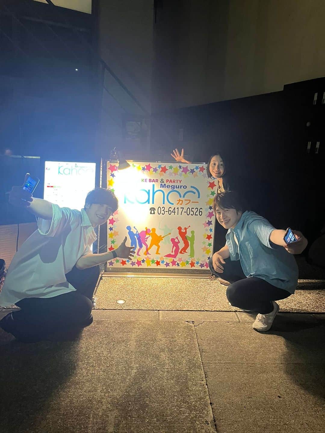大禅師文子のインスタグラム：「【第181回ソーケン主催CSRハイブリッドLive】 ご来場くださった皆さま、配信をご覧くださった皆さま✨ありがとうございました🌹 (アーカイブ配信が2週間限定で視聴可能になります)  森下邦太氏の神がかった配信機材セッティングとステージ空間作りにはいつも感心🎤 ジョジョ君こと池上幸太朗氏の超絶テク(指弾きに見惚れた🎸!)で、余裕皆無足だった私も安心して歌わせて頂けました🎙  目黒Kahooのfunkyな辻店長とご親切なstaffの皆さんに感謝！Kahoo名物、炭キーマカレーをいただきました。コレ、カレーです！  森下邦太氏は7月11日(火)Birthday Live！＠築地 本日会場に遊びに来てくれていた有坂ちあきちゃんは8月24日(木)Birthday Live＠築地→大禅師、ゲストとして歌わせて頂きます♪  しばらく離れていたLiveステージにまた立ちたい！と思わせてもらえた、とても素敵な一日となりました！ ありがとうございました♪♪」