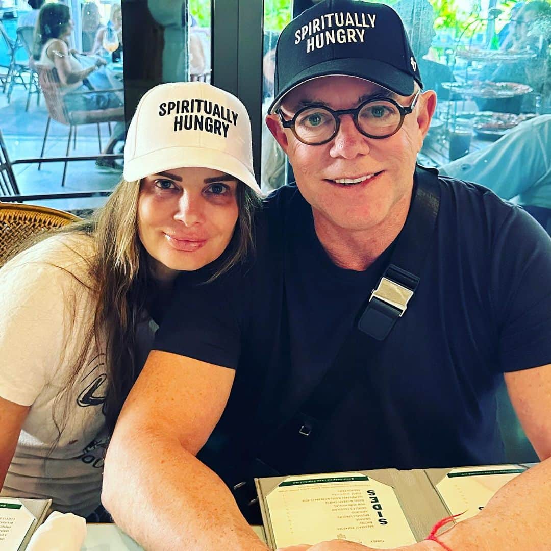 ガブリエル・アンウォーのインスタグラム：「Love this very special Father who opened his arms to my three children with delight, compassion and true commitment. He changed all our lives the moment we met in Paradise. I have infinite gratitude for the magnificent way you have & continue to shape us. We may all have our innate differences and yet we always prevail as we dance along the road less traveled. Thank you @shareefmalnik for loving us.」