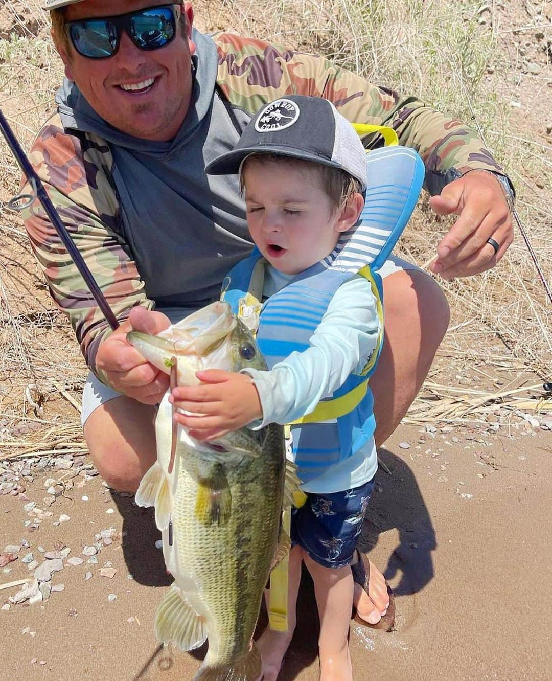 Electric_Fishingのインスタグラム：「When it comes to choosing sunglasses for dad, don't settle for ordinary. Our sunglasses collection has the perfect blend of style and sun protection to make him the most stylish dad on the water. Happy Father’s Day⚡️  #ElectricSunglasses #PolarizedSunglasses #StyleThatPerforms #ElectricFishing ⁠」