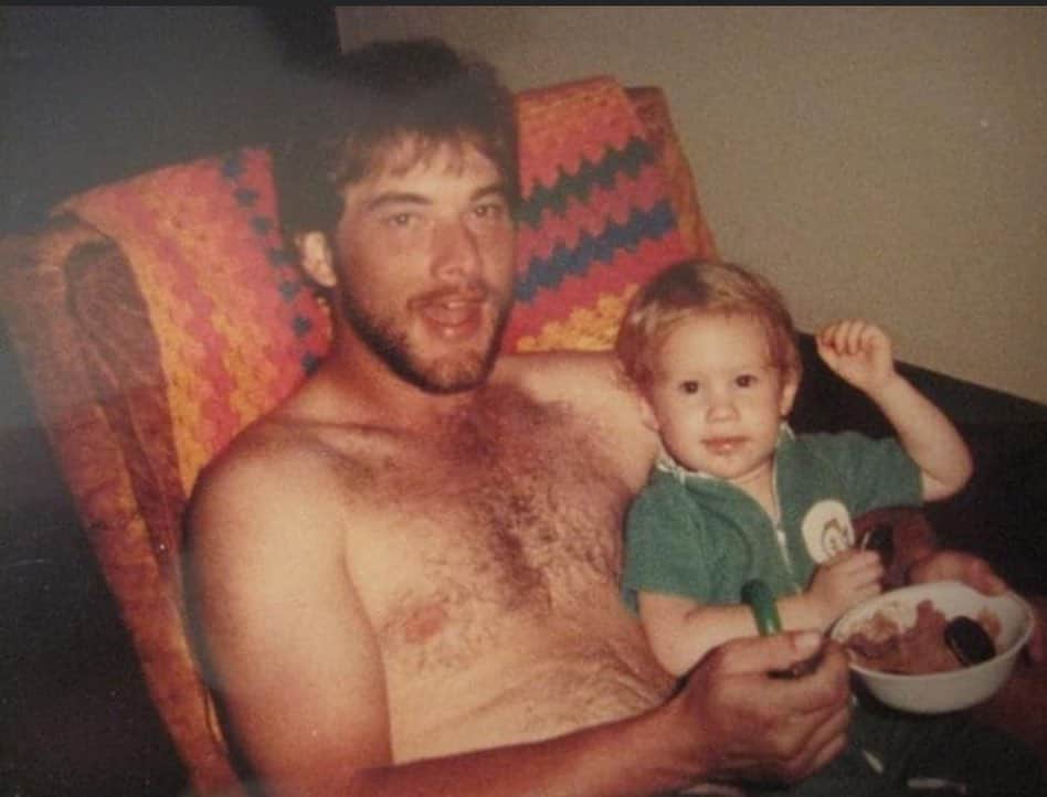 アダム・ディバインのインスタグラム：「If you don’t have a shirtless dad pic while you eat ice cream when you’re a baby do you even have a dad?! Happy Father’s Day to all the dads out there but mostly to the LEGENDARY Dennis Devine! Call your Dad!」