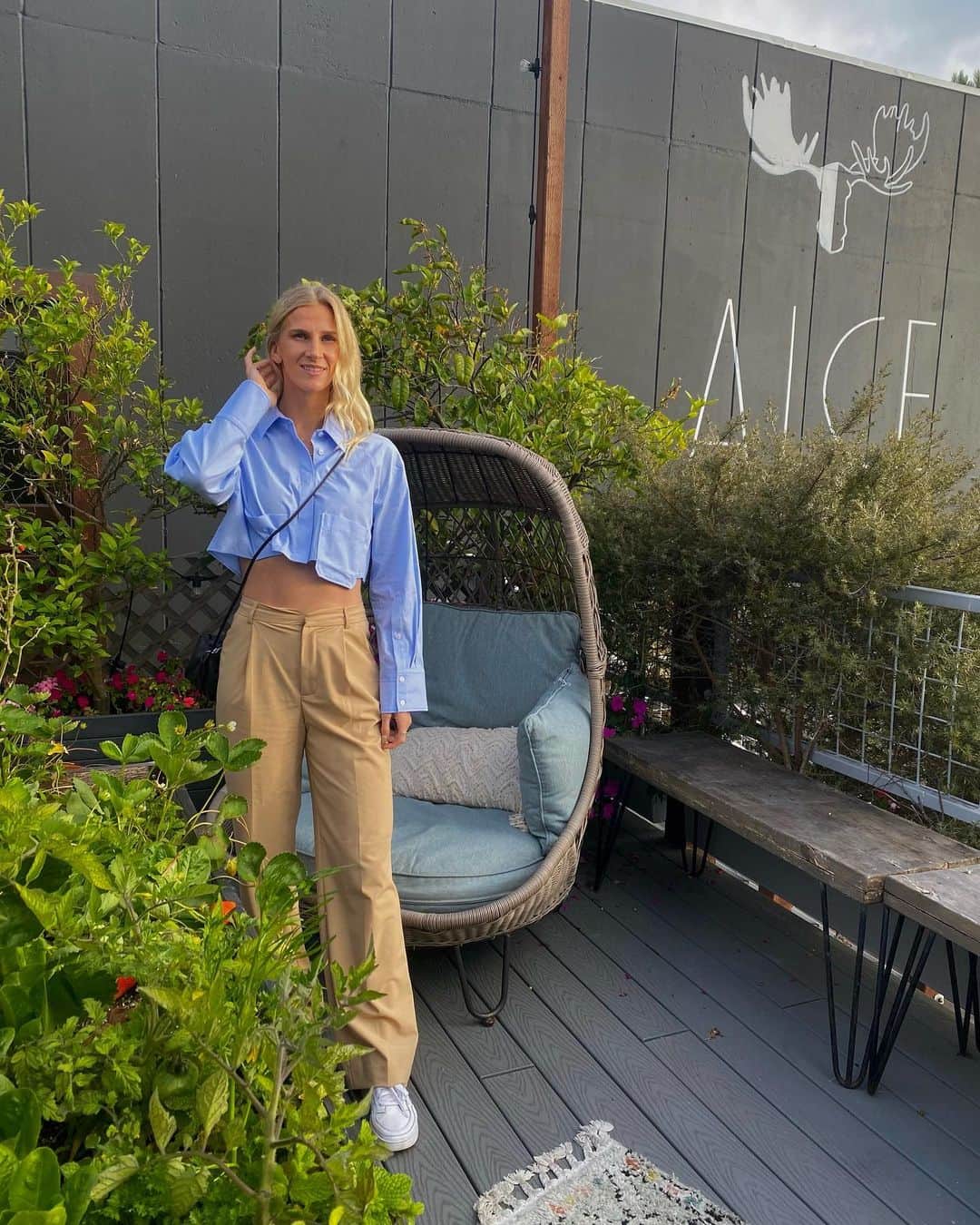 ソフィア・ヤコブソンのインスタグラム：「When you love a good dinner but your pants doesn’t! 😅🌮🍨」