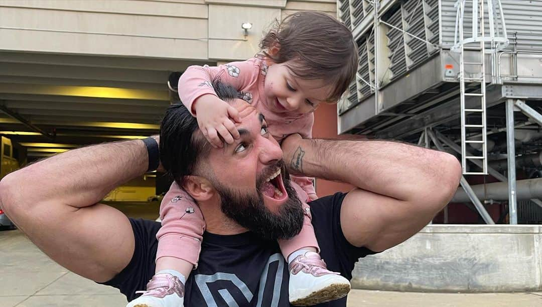 レベッカ・ノックスさんのインスタグラム写真 - (レベッカ・ノックスInstagram)「You couldn’t ask for better. Happy Father’s Day @wwerollins ❤️」6月19日 3時32分 - beckylynchwwe