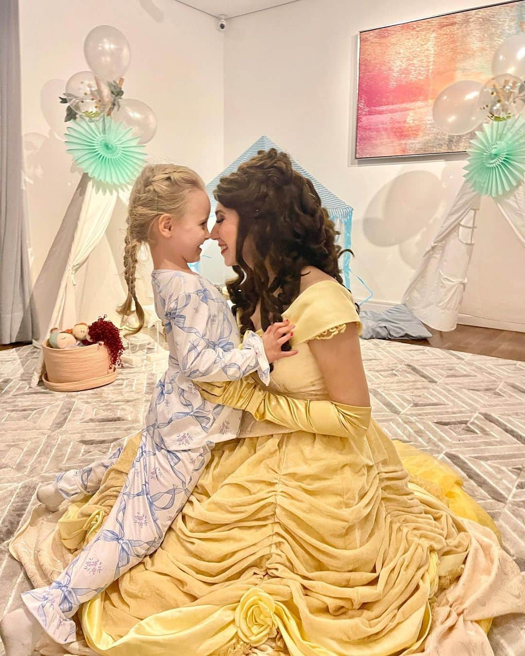 太田エイミーさんのインスタグラム写真 - (太田エイミーInstagram)「Early birthday celebration for our sunshine ☀️ 5️⃣ This year she asked for a pajama party. Thank you to all her sweet friends who came to celebrate and to Princess Belle our surprise guest @sk.eventos_」6月19日 3時36分 - amyota