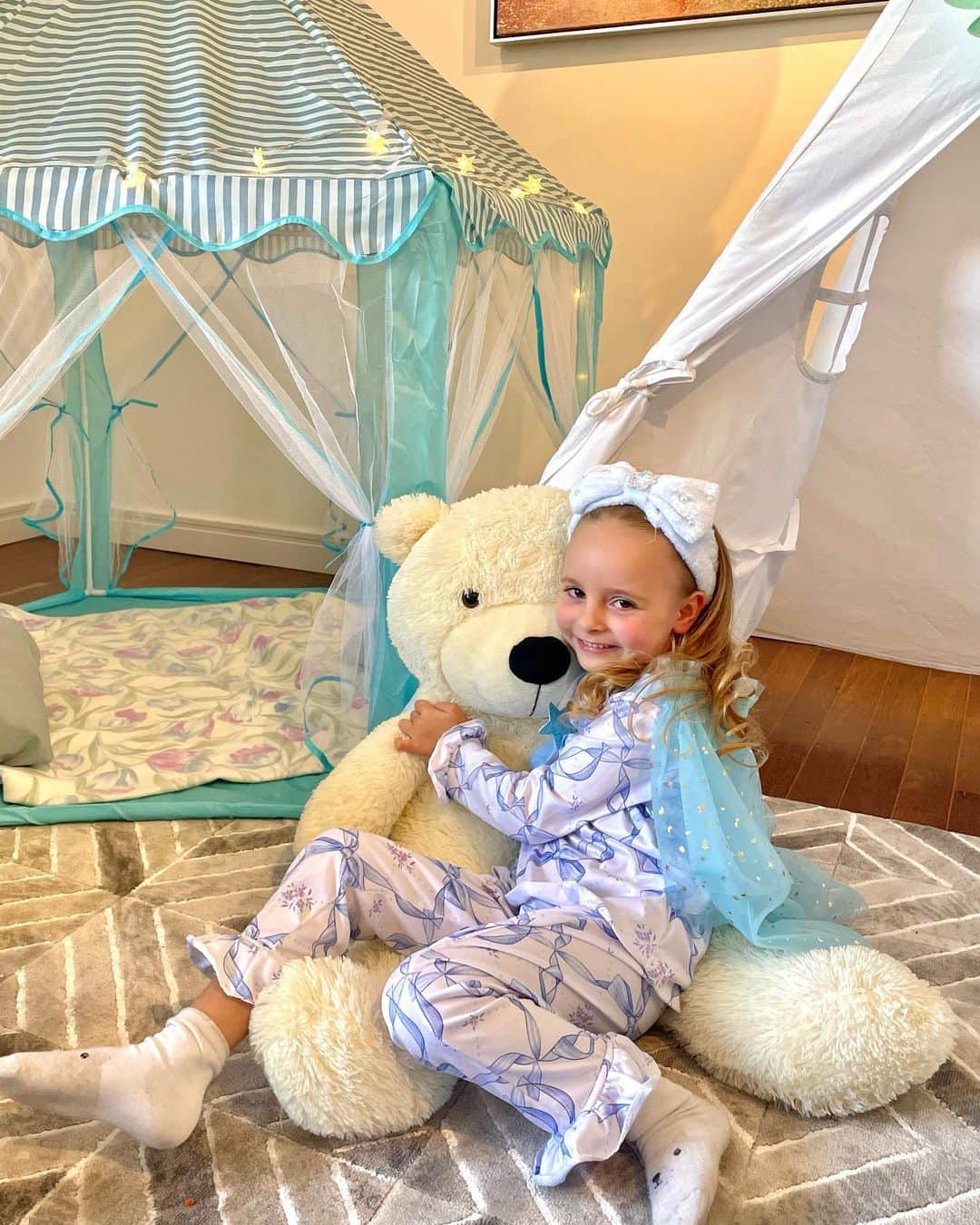 太田エイミーのインスタグラム：「Early birthday celebration for our sunshine ☀️ 5️⃣ This year she asked for a pajama party. Thank you to all her sweet friends who came to celebrate and to Princess Belle our surprise guest @sk.eventos_」