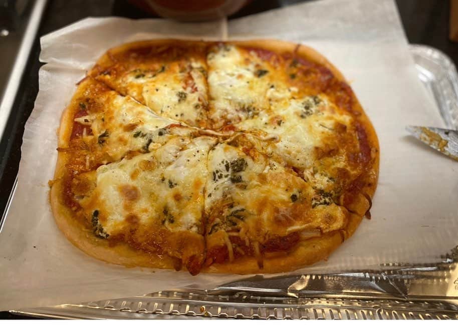 オリアンティさんのインスタグラム写真 - (オリアンティInstagram)「Sundays are for cooking 🧑‍🍳.. vegan cauliflower crust pizza - sounds bad but is actually so good ! And avocado sushi rolls #healthyfood #foodie #pizza」6月19日 3時44分 - iamorianthi