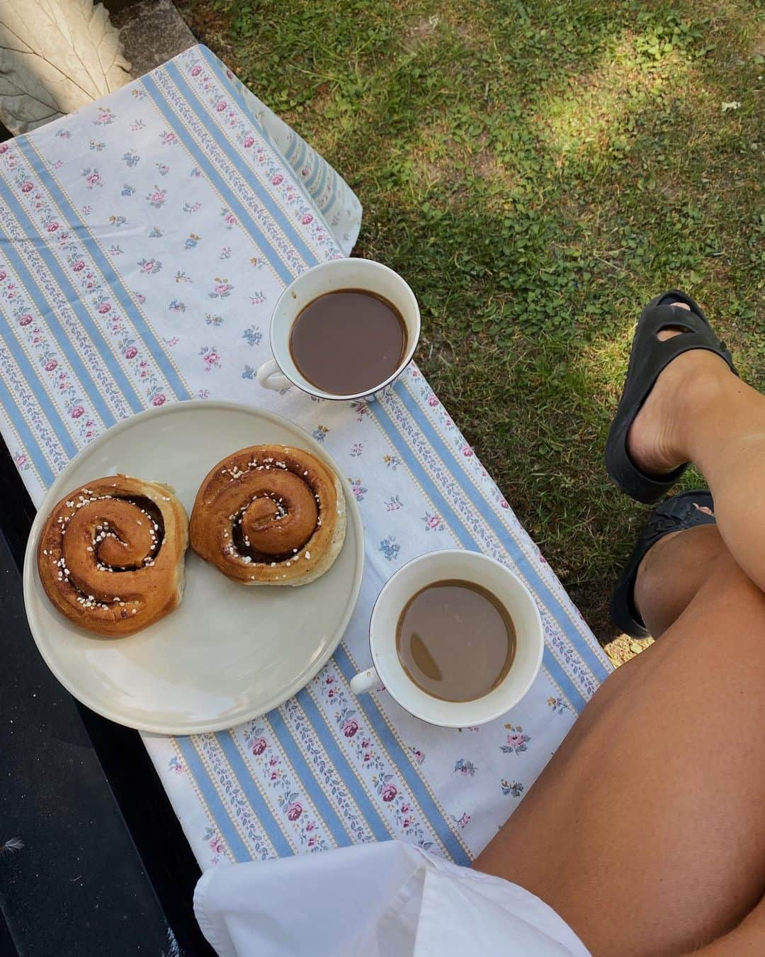 アンジェリカ・ブリックさんのインスタグラム写真 - (アンジェリカ・ブリックInstagram)「Countryside days is the best days 💘 the calmness that flushes over my body as soon as I come out to the countryside is so pure. I always find myself at my best when I’m surrounded by nature 🥺🫶🏼 what about you?」6月19日 3時57分 - angelicablick