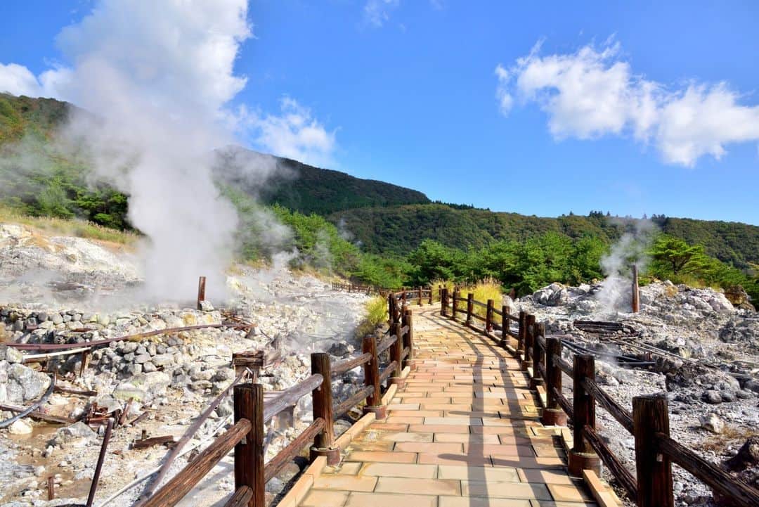 日本の国立公園さんのインスタグラム写真 - (日本の国立公園Instagram)「Unzen Hot Spring District: A Cool Haven Near Nagasaki 🌬️🙋‍♀️  Beat the summer heat in the refreshing Unzen Onsen near the port city of Nagasaki! Located at an altitude of 700 m, Europeans living in East Asia have come here to cool off for about 150 years. The hells, where steam dramatically bursts forth, add to the allure, showcasing the raw power of these hot springs in one of Japan’s first three national parks. 💆  If summer were not enticing enough, Unzen transforms into a fiery collage of color in autumn. From nearby mountains like Mt. Kinugasa, you can witness the full spectrum of the changing leaves as far as the eye can see. The best spot to catch this dazzling showcase is Nita Pass. 🔥🍁  Comment with a ♨️ if you're ready to indulge in this thermal paradise.  📍 Unzen Onsen Hot Springs, Nagasaki  📸 Unzen Onsen, Nagasaki 📸 Unzen Hells 📸 Unzen Hot Springs 📸 Autumn leaves of Nita Pass  #UnzenHells #UnzenHotSpring #NitaPass #Fugendake #CoolJapan #Nagasaki #FallFoliage #JapanTravel #NationalPark #UnzenAmakusaNationalPark #ExploreJapan #DiscoverJapan #VisitJapan #HotSprings #HealingWaters #CoolRetreat #RelaxingGetaway #日本 #国立公園」6月19日 10時00分 - nationalpark_japan