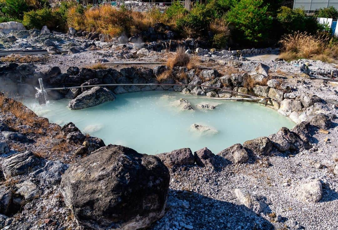 日本の国立公園さんのインスタグラム写真 - (日本の国立公園Instagram)「Unzen Hot Spring District: A Cool Haven Near Nagasaki 🌬️🙋‍♀️  Beat the summer heat in the refreshing Unzen Onsen near the port city of Nagasaki! Located at an altitude of 700 m, Europeans living in East Asia have come here to cool off for about 150 years. The hells, where steam dramatically bursts forth, add to the allure, showcasing the raw power of these hot springs in one of Japan’s first three national parks. 💆  If summer were not enticing enough, Unzen transforms into a fiery collage of color in autumn. From nearby mountains like Mt. Kinugasa, you can witness the full spectrum of the changing leaves as far as the eye can see. The best spot to catch this dazzling showcase is Nita Pass. 🔥🍁  Comment with a ♨️ if you're ready to indulge in this thermal paradise.  📍 Unzen Onsen Hot Springs, Nagasaki  📸 Unzen Onsen, Nagasaki 📸 Unzen Hells 📸 Unzen Hot Springs 📸 Autumn leaves of Nita Pass  #UnzenHells #UnzenHotSpring #NitaPass #Fugendake #CoolJapan #Nagasaki #FallFoliage #JapanTravel #NationalPark #UnzenAmakusaNationalPark #ExploreJapan #DiscoverJapan #VisitJapan #HotSprings #HealingWaters #CoolRetreat #RelaxingGetaway #日本 #国立公園」6月19日 10時00分 - nationalpark_japan