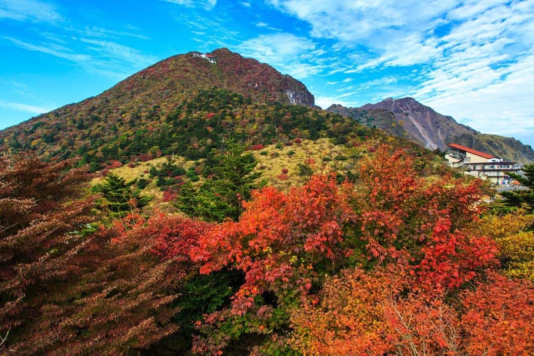 日本の国立公園さんのインスタグラム写真 - (日本の国立公園Instagram)「Unzen Hot Spring District: A Cool Haven Near Nagasaki 🌬️🙋‍♀️  Beat the summer heat in the refreshing Unzen Onsen near the port city of Nagasaki! Located at an altitude of 700 m, Europeans living in East Asia have come here to cool off for about 150 years. The hells, where steam dramatically bursts forth, add to the allure, showcasing the raw power of these hot springs in one of Japan’s first three national parks. 💆  If summer were not enticing enough, Unzen transforms into a fiery collage of color in autumn. From nearby mountains like Mt. Kinugasa, you can witness the full spectrum of the changing leaves as far as the eye can see. The best spot to catch this dazzling showcase is Nita Pass. 🔥🍁  Comment with a ♨️ if you're ready to indulge in this thermal paradise.  📍 Unzen Onsen Hot Springs, Nagasaki  📸 Unzen Onsen, Nagasaki 📸 Unzen Hells 📸 Unzen Hot Springs 📸 Autumn leaves of Nita Pass  #UnzenHells #UnzenHotSpring #NitaPass #Fugendake #CoolJapan #Nagasaki #FallFoliage #JapanTravel #NationalPark #UnzenAmakusaNationalPark #ExploreJapan #DiscoverJapan #VisitJapan #HotSprings #HealingWaters #CoolRetreat #RelaxingGetaway #日本 #国立公園」6月19日 10時00分 - nationalpark_japan