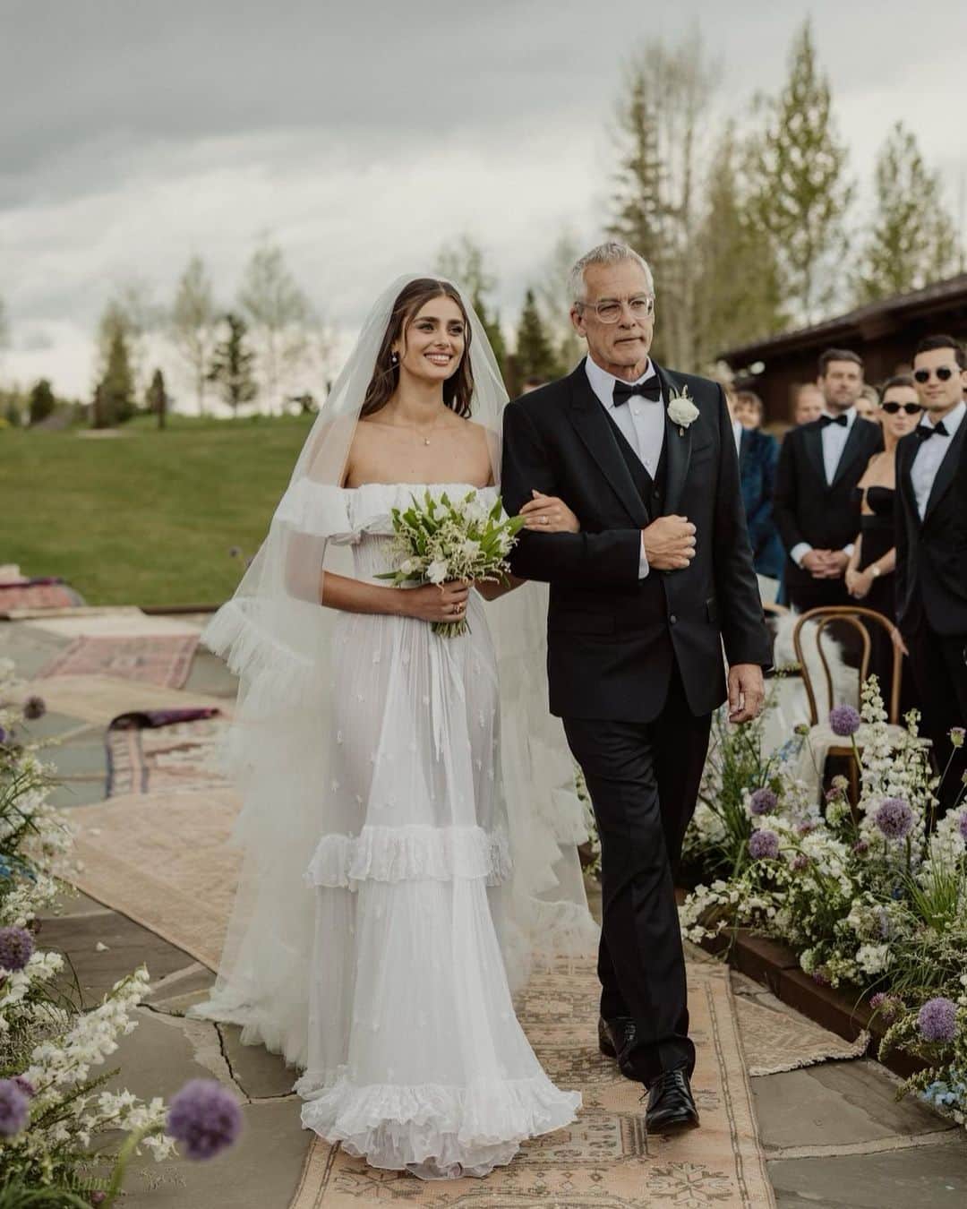 テイラー・ヒルのインスタグラム：「Happy Father’s Day @dg_hill I love you so much! Thank you for being the best dad and for walking me down the aisle 🤍」