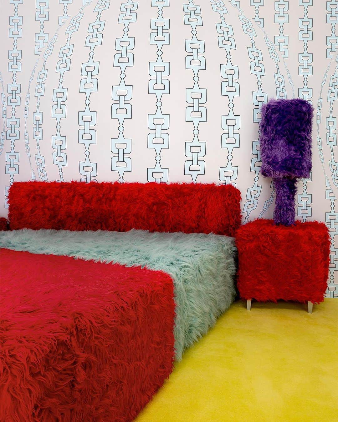 のインスタグラム：「Sylvie Fleury presented her installation ‘Bedroom Ensemble II’ from 1998 alongside a Gucci Horsebit shoe, showcasing her interest in the interplay between fashion and art, while Candela Capitán created her durational performance with the idea of making bodies one with the scenography.   Discover more at link in bio.    #GucciHorsebit #SylvieFleury #CandelaCapitán #MFW」