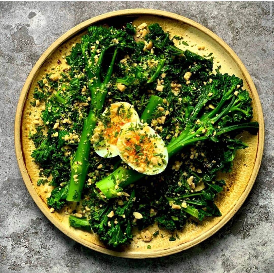 ナイジェラ・ローソンさんのインスタグラム写真 - (ナイジェラ・ローソンInstagram)「Meanwhile, over on @foodim, this green and gorgeous Broccoli and Kale Salad with Chilli Lime Peanuts by @immikeybell is #postoftheweek」6月19日 4時09分 - nigellalawson