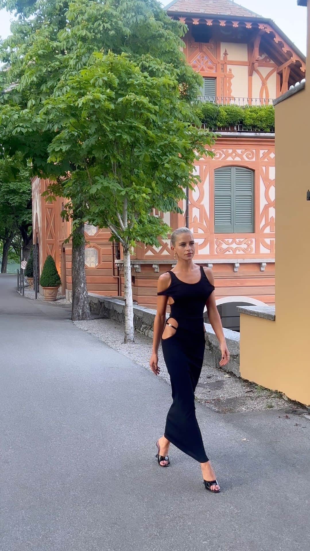 キャロライン・ダウルのインスタグラム：「me walking into another bad decision like」