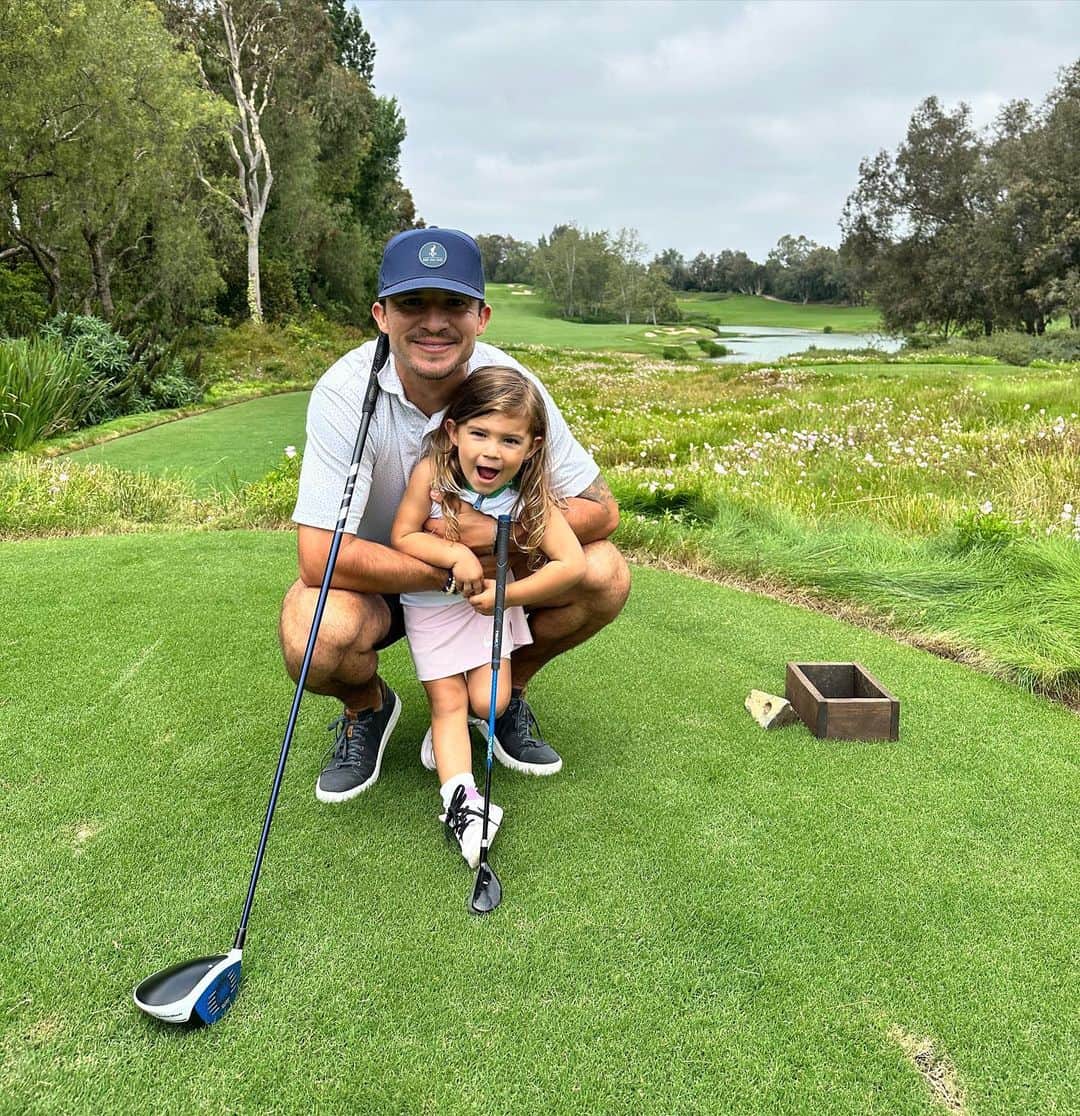アレックス・モーガンのインスタグラム：「Happy Father's Day to the best dad to our girl and the best teammate in life I could ask for. We love you!」
