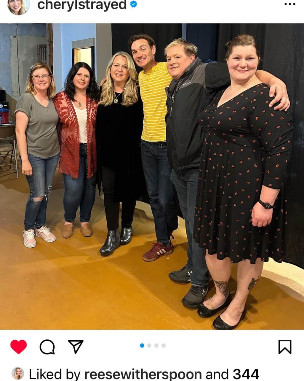 ニア・ヴァルダロスさんのインスタグラム写真 - (ニア・ヴァルダロスInstagram)「So proud of our Astoria cast performing the play I adapted from @cherylstrayed’s ❤️ book #tinybeautifulthings !! So many productions, my heart is full! Reposted pic from @cherylstrayed !」6月19日 4時25分 - niavardalos