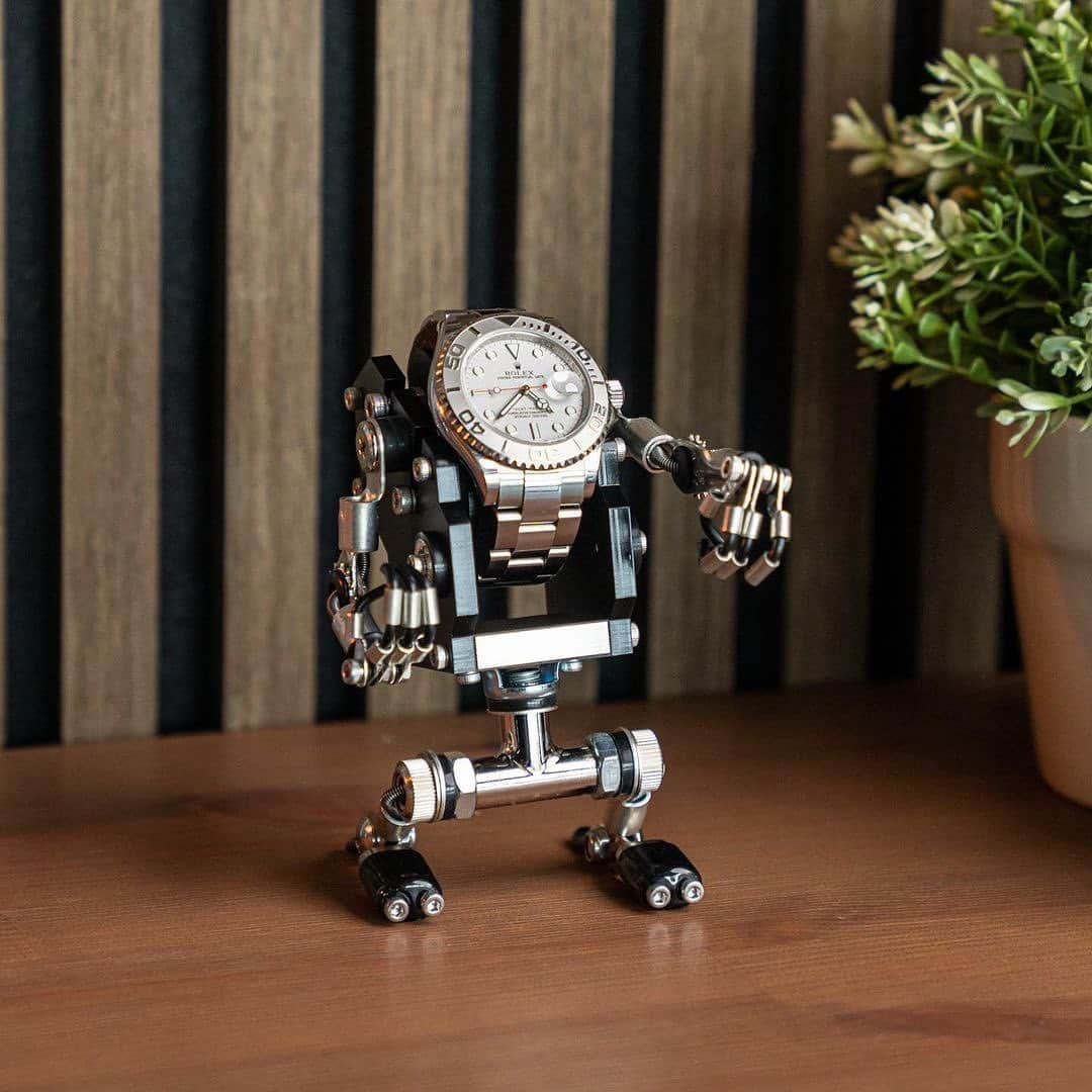 Daily Watchさんのインスタグラム写真 - (Daily WatchInstagram)「Via @ShopDailyWatch: The ultimate watch stand for your precious watch. The arms and hands of the robot can be changed to a position of your choosing. Price €179 including free shipping worldwide (link in profile) #dailywatch #watchstand #robot #robotwatchstand」6月19日 4時28分 - dailywatch