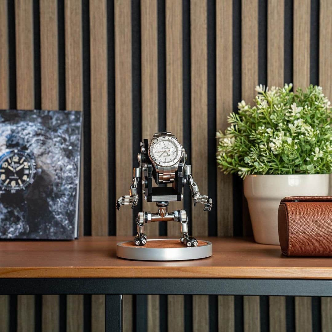 Daily Watchさんのインスタグラム写真 - (Daily WatchInstagram)「Via @ShopDailyWatch: The ultimate watch stand for your precious watch. The arms and hands of the robot can be changed to a position of your choosing. Price €179 including free shipping worldwide (link in profile) #dailywatch #watchstand #robot #robotwatchstand」6月19日 4時28分 - dailywatch