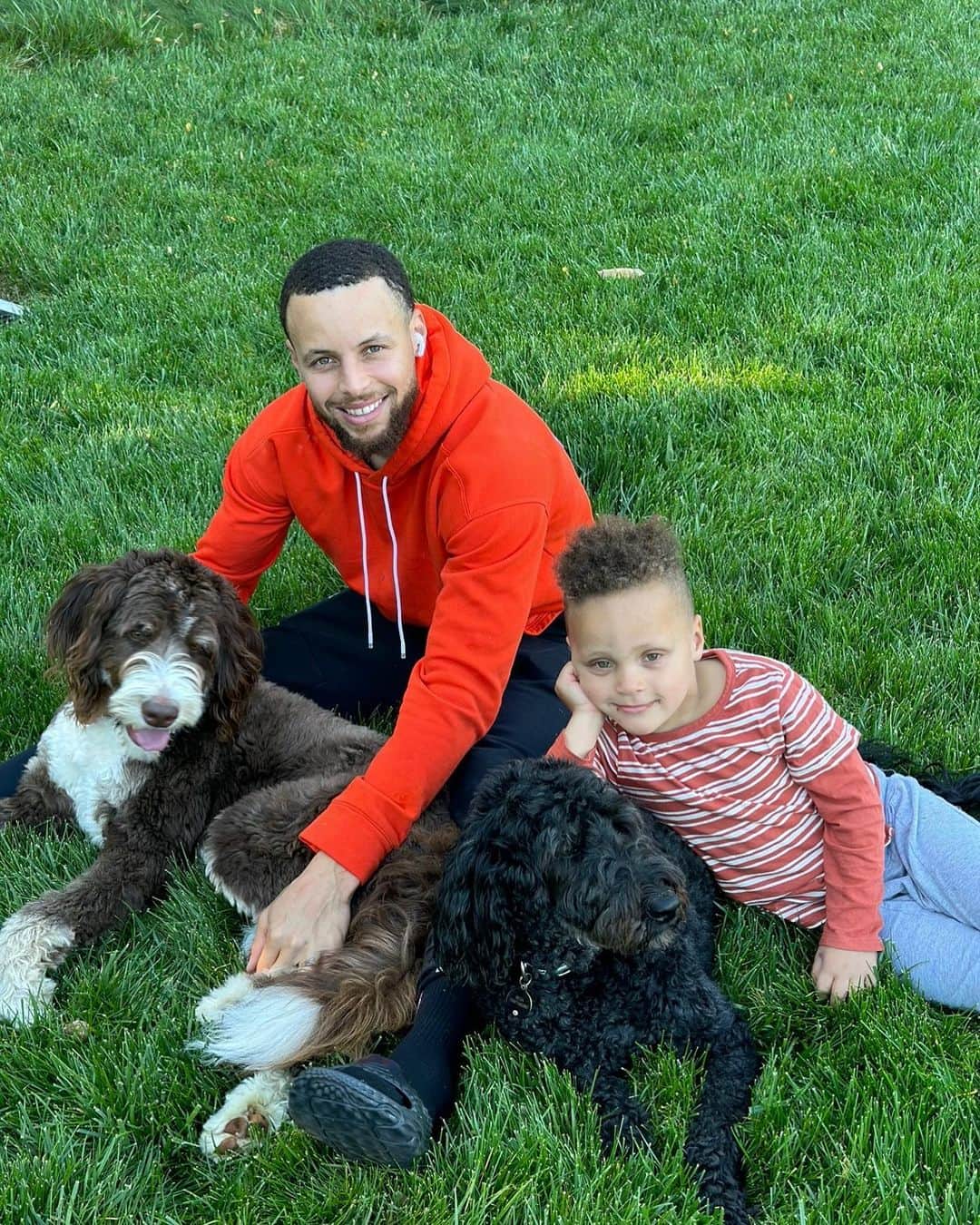 エイヨシャ・カレーのインスタグラム：「Happy Fathers Day Chooch!!! We love you so much. It is too much fun raising these 3 little humans together with my best friend and you add so much excitement, fun and wisdom to the journey! I am so proud of you. Watching you with our kiddos brings me SO much joy. Time to pop open a big wave and drive it down the fairway to celebrate!」