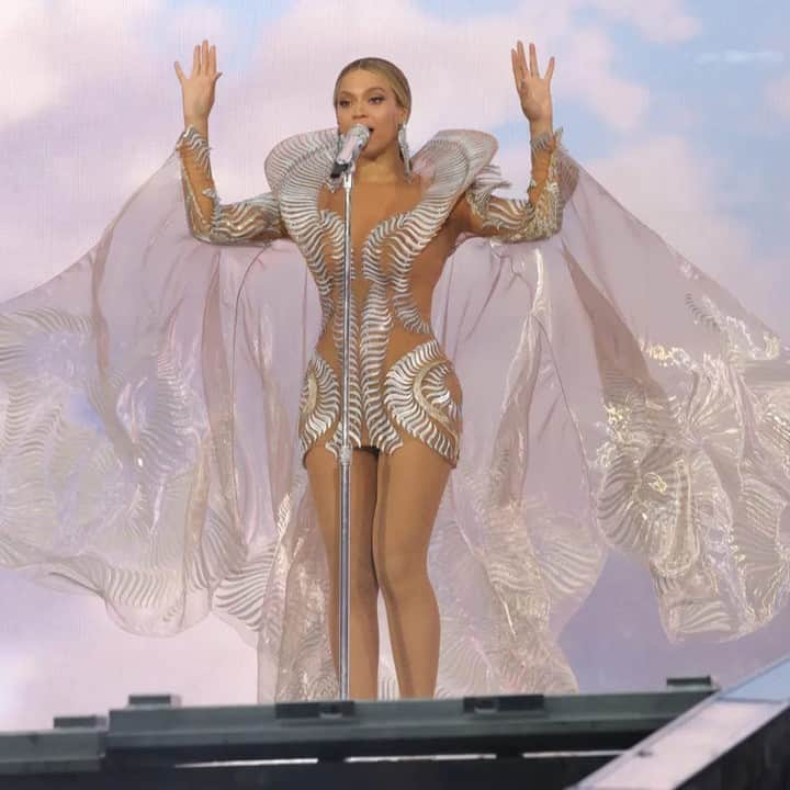 Vogueさんのインスタグラム写真 - (VogueInstagram)「Ever since @beyonce kicked off her Renaissance tour back in May, the singer has been bringing silver, Club Renaissance-ready ensembles to the stage. But, for her latest show in Amsterdam, the superstar went a different route, tapping futuristic Dutch designer #IrisvanHerpen to create an angelic look for the show opening.  Tap the link in our bio for all the details on Beyoncé’s most ethereal #RenaissanceTour look yet.」6月19日 5時05分 - voguemagazine