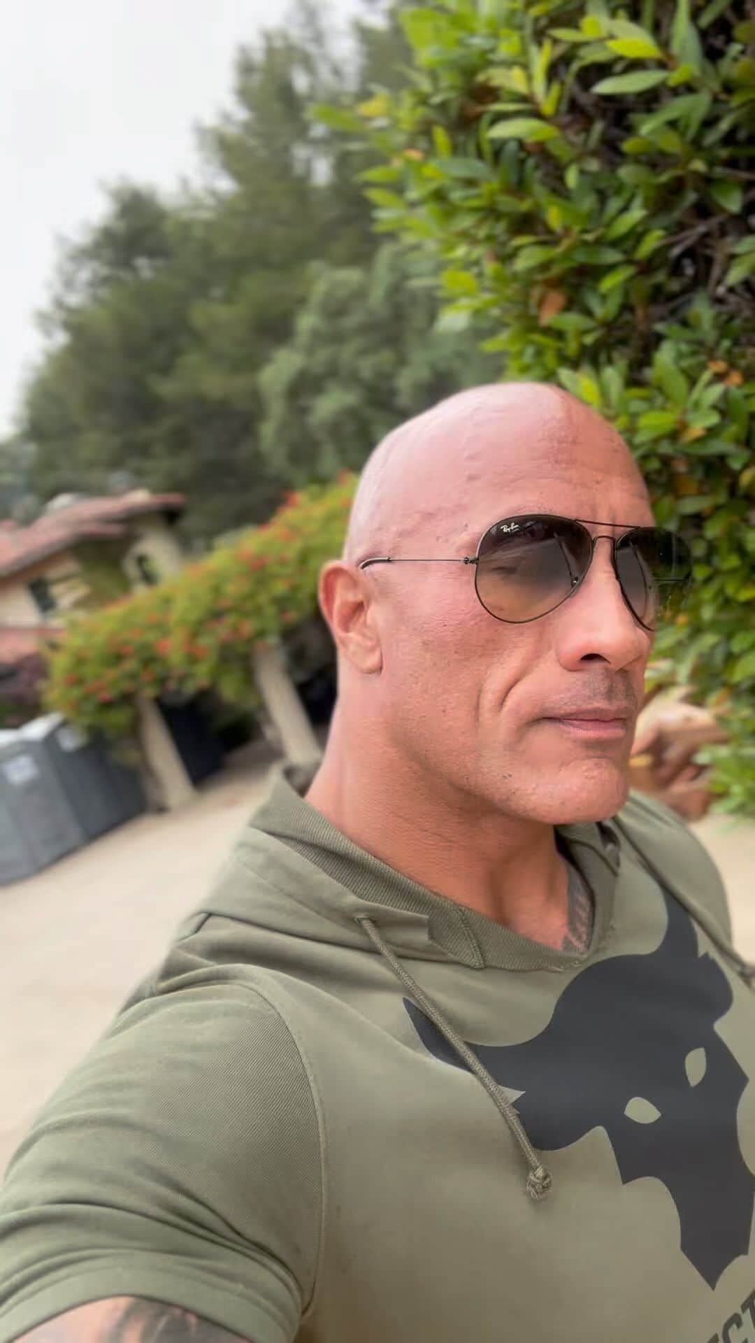 ドウェイン・ジョンソンのインスタグラム：「This message is for all my guys out there around the world.   Accept your flowers today, my brothers 💐   Massive respect and love as we got thru this wild, noisy, complicated, beautiful life as men and fathers.   And “I’ll take care it” is four words not three 😂   Happy Father’s Day 💪🏾🩵  ~ dj」
