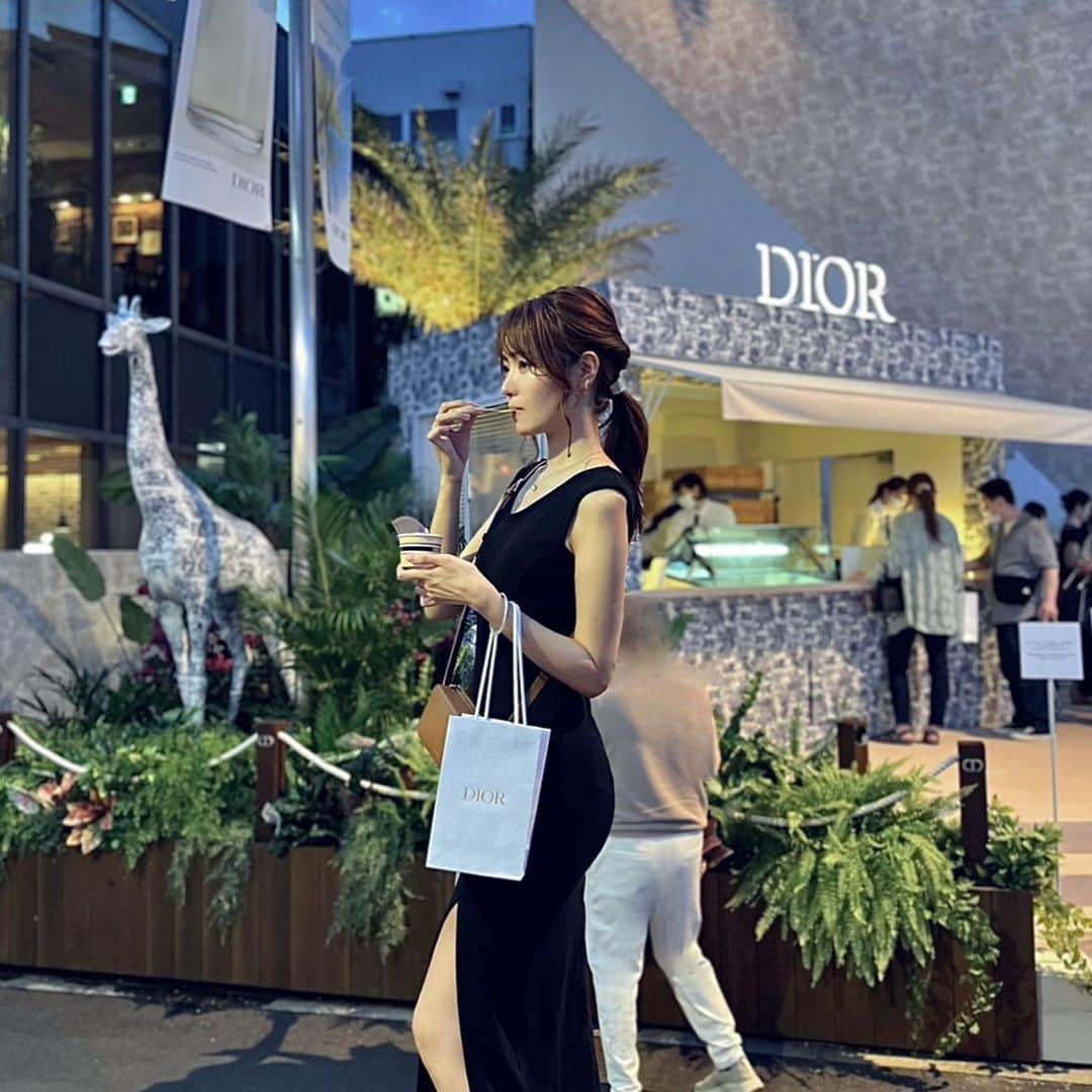遊馬りえのインスタグラム：「Diorとアイスクリーム🍨˚✧ワンピースはプチプラで着心地が良いRESEXXYのバックオープンスリットワンピース₊⁎  📍LE JARDIN DIORIVIERA -ル ジャルダン ディオリビエラ-」 ． ． ． #DIOR #dioriviera #CHRISTIANDIOR #popup #popupshot #tokyo #harajuku #resexxy #runwaychannel」