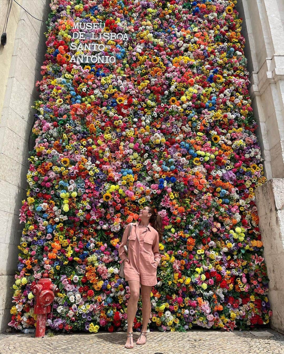 Giovanna Antonelliのインスタグラム：「Uma paradinha na igreja de st. Antônio pra comprar o ‘pãozinho abençoado’!  Não pode faltar!!! 🙏🏽🇵🇹」