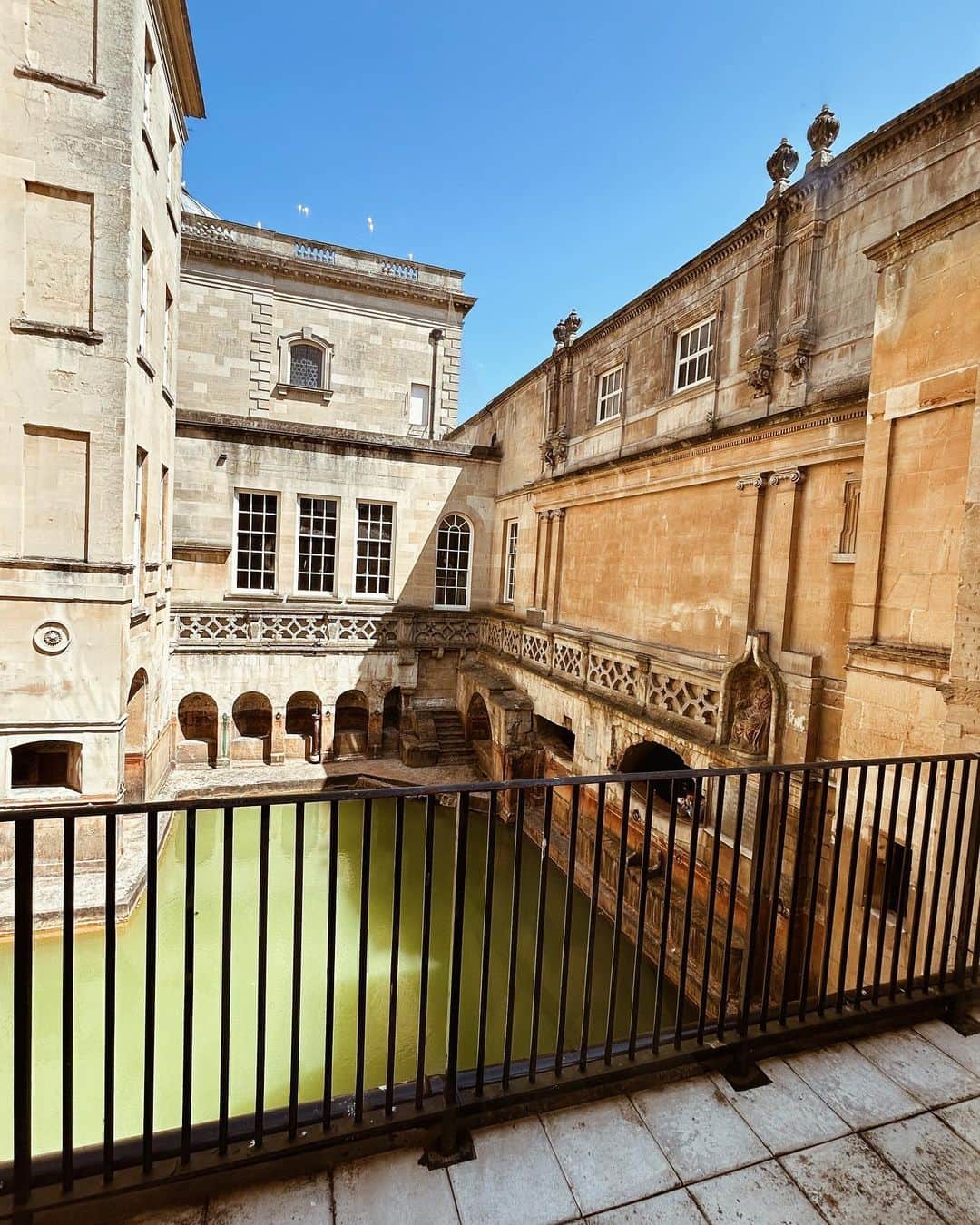 寺川里奈さんのインスタグラム写真 - (寺川里奈Instagram)「Bathへ日帰り旅。  2000年前、ローマ人が温泉を作ったことがバースの街の始まりで、 Bath(お風呂)の語源にもなってます♨️  時間がゆったり流れてて のんびりしながらも 街は小さいので行きたいところは全部周れた☺️ ロンドンとは違った雰囲気を味わえて、 歴史も深く素敵な街でした🔔🕊  #bath #england  #travel」6月19日 5時24分 - rina_terakawa