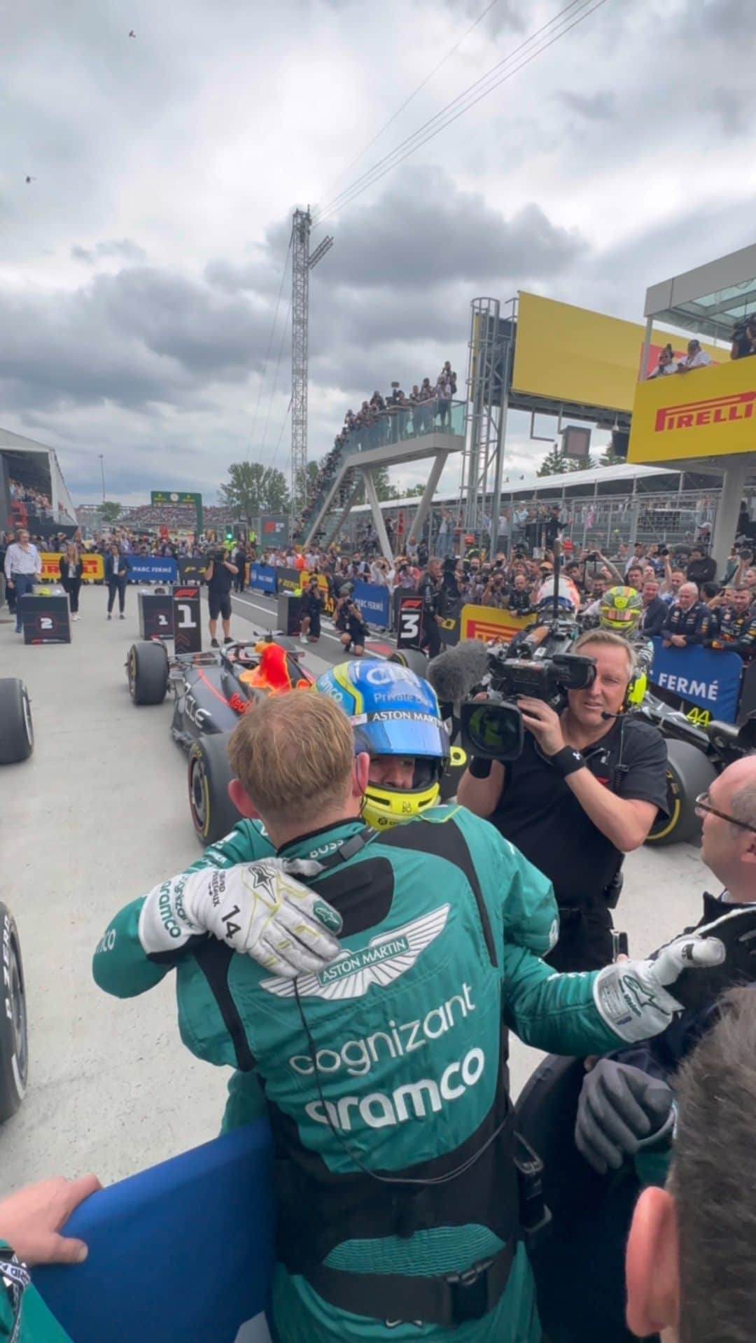 のインスタグラム：「It’s a team thing. 🤝  #CanadianGP」