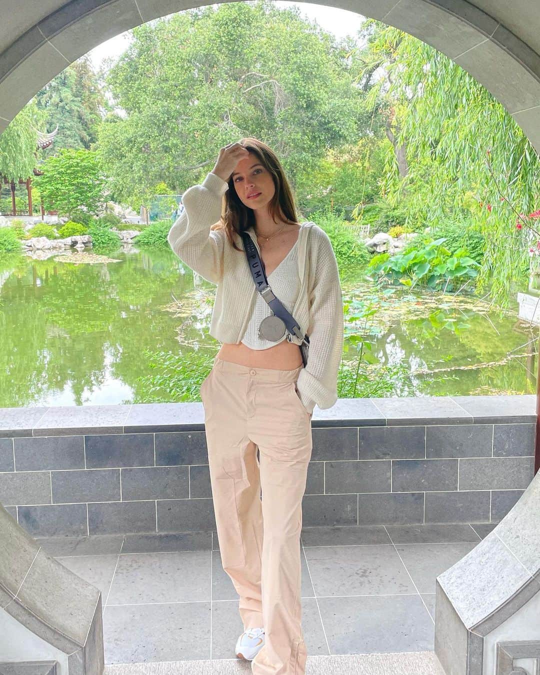 バルバラ・パルヴィンさんのインスタグラム写真 - (バルバラ・パルヴィンInstagram)「How is it still sweater weather? 🤍 @alo」6月19日 5時31分 - realbarbarapalvin