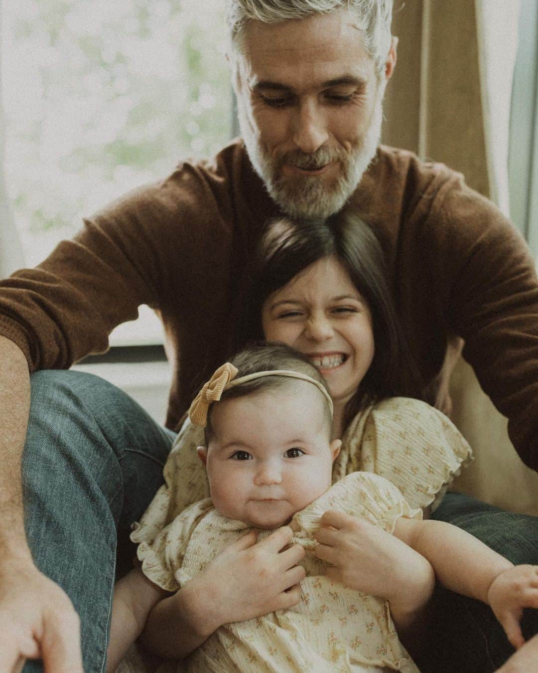 オデット・アナブルのインスタグラム：「Your true calling is being a dad. I knew it when I met you. These girls won the lottery because they are loved and guided by you. Which of course makes me the luckiest 🤍🤍🤍 Happy Father’s Day my love. I won’t give you any shit for napping today ;) @dave_annable」