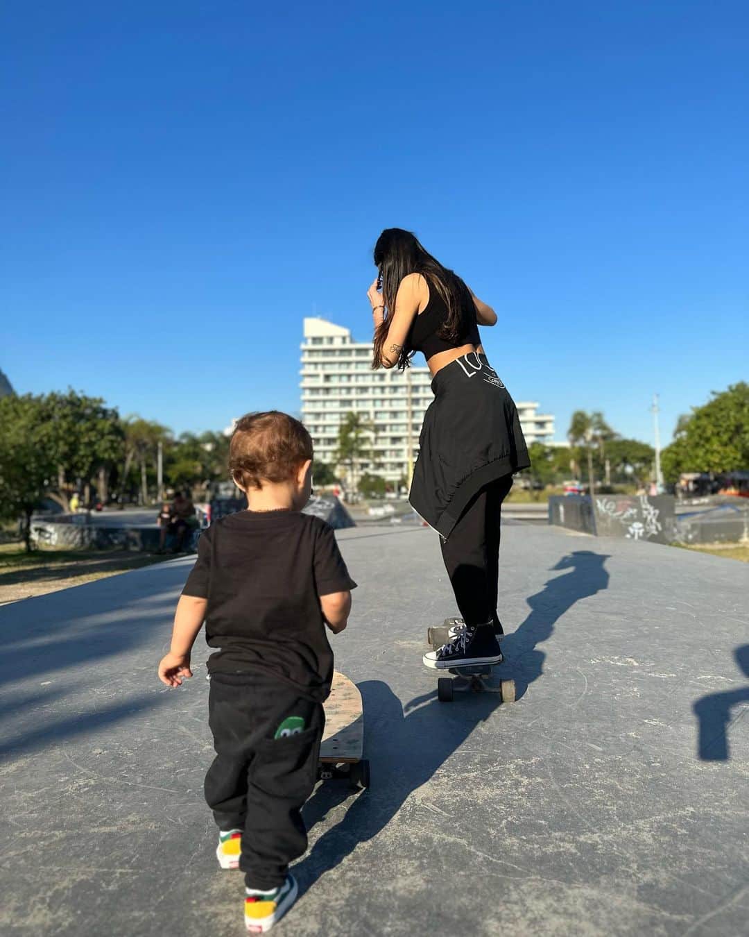 Thaila Ayalaのインスタグラム：「Maturidade nenhuma pra esse rolê 🛹」