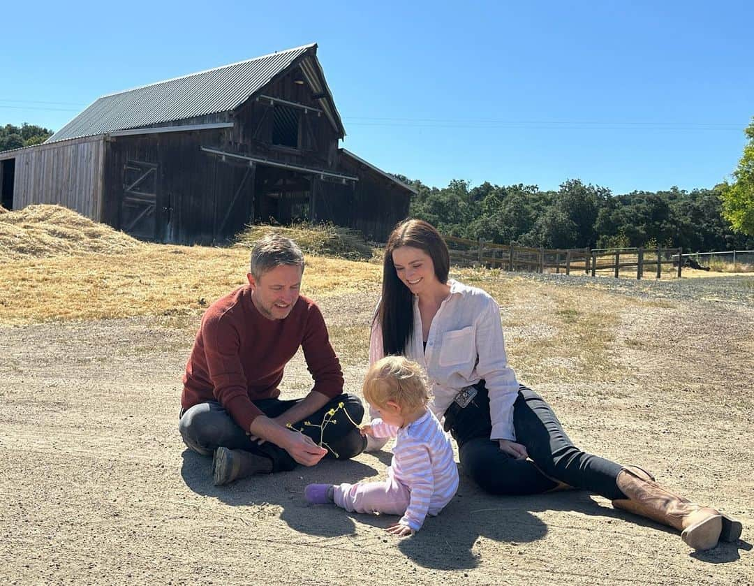 リディア・ハーストのインスタグラム：「Happy Father's Day to the best husband and father in the world! You were there holding my hand on our first date, holding my hand during the birth of our daughter, and now you continue to hold my hand through this beautiful thing we call life. Your unwavering love, support, and dedication to our family inspire me every day. I love you @hardwick ♥️」