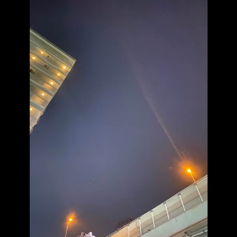 ダンドイ舞莉花のインスタグラム：「2年11ヶ月。  1年6ヶ月。  時の流れは不思議だなぁ。  この1ヶ月は「歳三を愛した女」と「ジャングル大帝」を行き来してたので、脳みそは若干パニックしてました😂  そしてここからは「スクールオブロック」へ切り替え！！  2020年に「ホイッスルダウンザウィンド」に出演していた子役ちゃんで「次はスクールオブロックの稽古場で会おうね！」と言ってバイバイした子が数人いました。  そして全公演中止。  3年たってしまったので、その子達とのスクールオブロックでの共演は叶いませんでした。  子供の成長は早いよね。  ホイッスルの本番や稽古場のことを最近よく思い出す。  3年前かぁ。  時を巻き戻せるなら、一旦そこまで巻き戻したいよね…  でもできない。 だから私たちは前を向いて進んでいく！！ 🌸🐎」