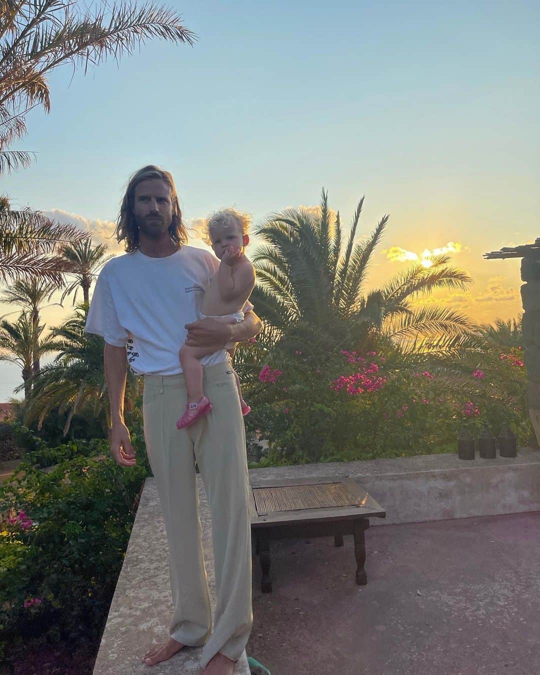 エルザ・ホスクのインスタグラム：「Happy Father’s Day @tomtomdaly ❤️ Tuuli and I are the damn luckiest in the whole world!!!! We love you sooooooo much!!!!!! Here’s a collection of hot girl dad pics of you just because you’re hot and it’s your day!」