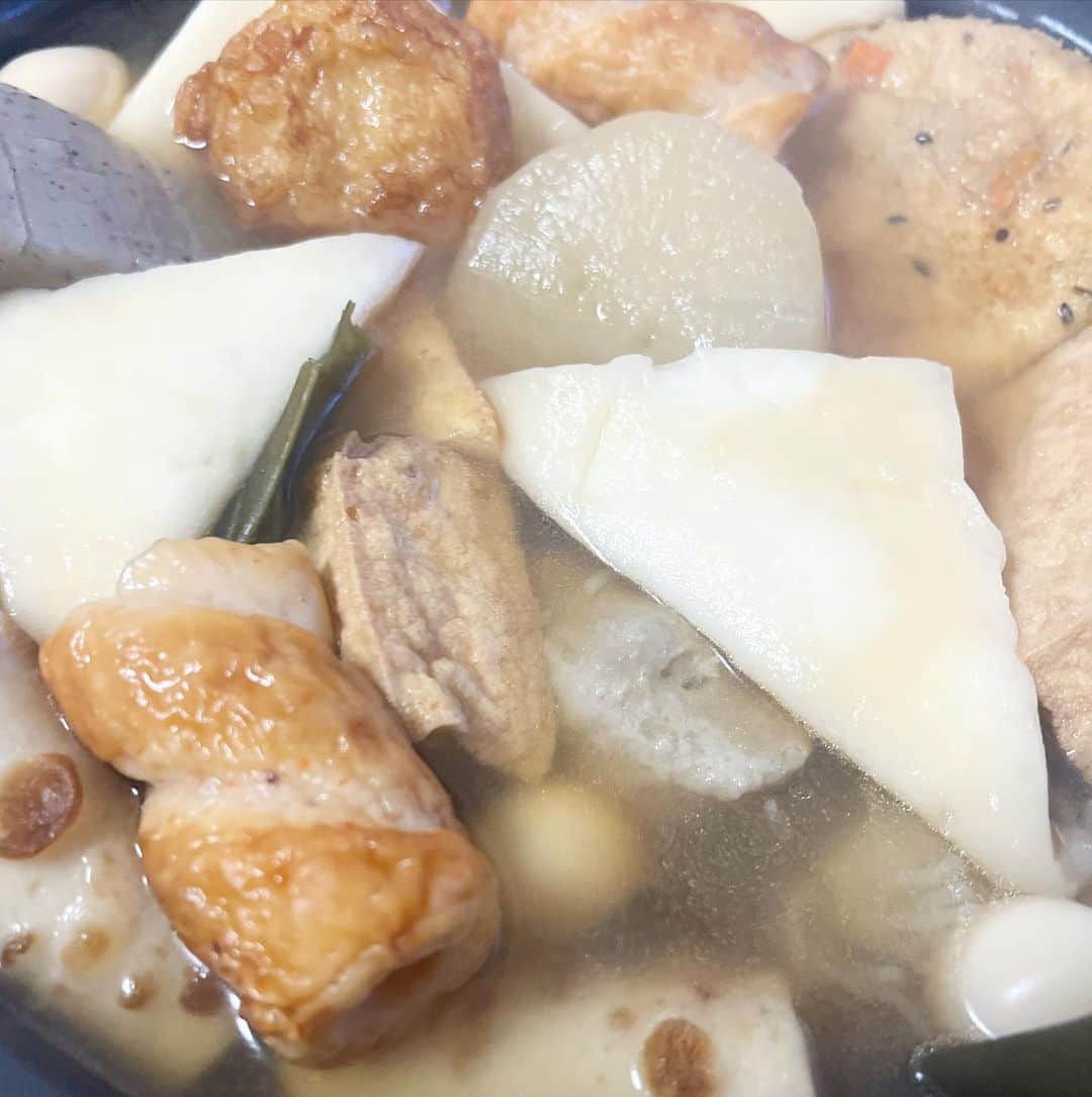 石黒彩のインスタグラム：「夏おでん❤️  汗かきながらのおでんもうまい😋  ただおでんの具があまり売ってないのが 寂しいけど。。ごぼう巻きとかさ  でも、 ちくわとかつみれがすきな我が家には あまり関係ないwww  #ごはん  #夕食 #おでん」