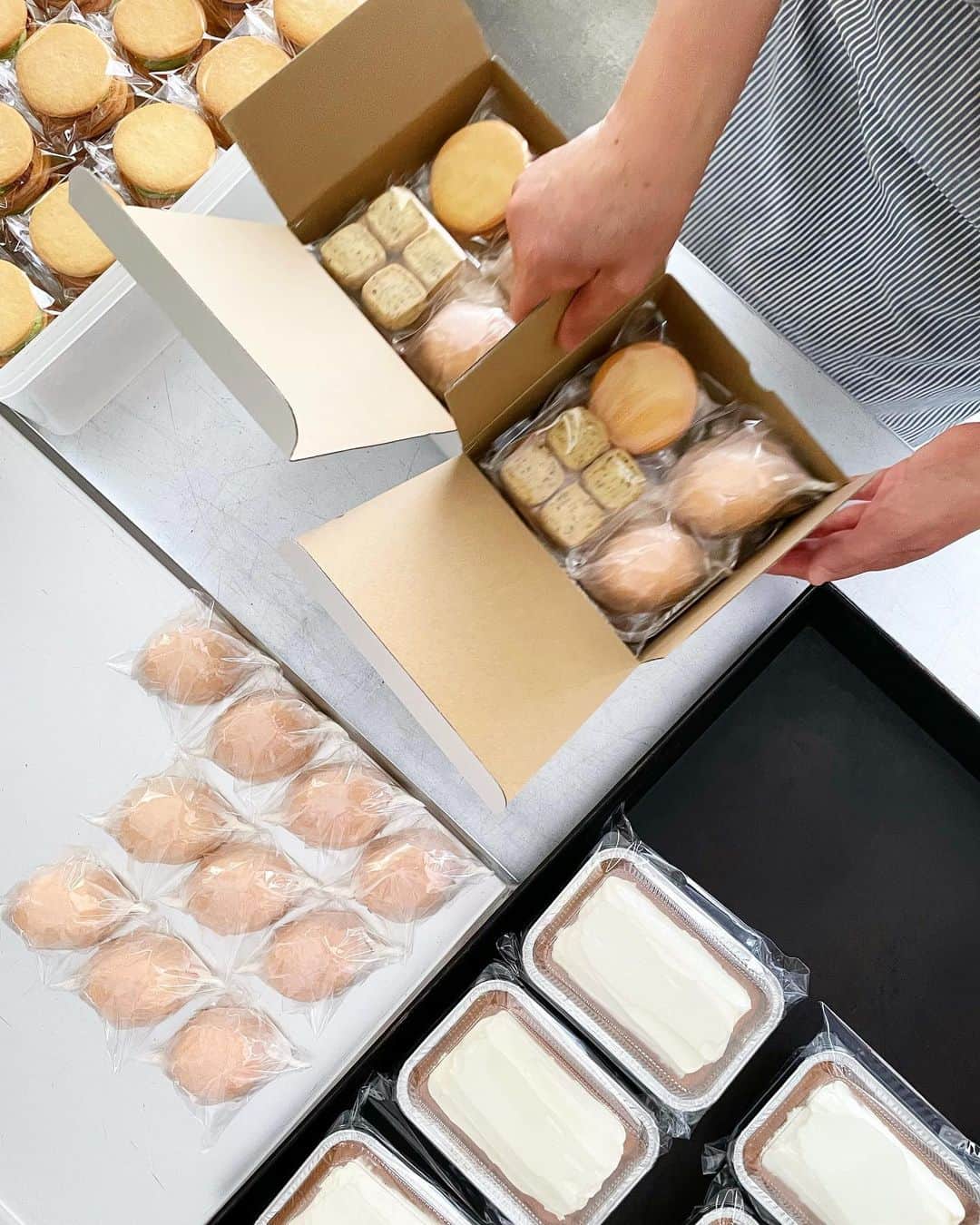 のインスタグラム：「⁡ ⁡ おはようございます。 写真は先週のキャロットケーキset。 キャロットケーキはリクエストが多いので、今週もたくさん焼きます。 毎週menuが少しずつ違いますのでご確認ください。 パンsetとご一緒にお届けする便もご用意しています。 ⁡ 次回発送分onlineshopにて販売STARTしています。 次回は21日（水）〜25日（日）の発送です。 タイミングよろしければ、ぜひ、ご利用ください。 ⁡ ⁡ ⁡ 〜只今販売中です〜 ⁡ ◇レモンケーキset ◇キャロットケーキset ◇ uneclefの焼き菓子set ◇ uneclefのパンset A ◇ uneclefのパンset B ⁡ ⁡ 〜SOLDOUT〜 ⁡ ◇ カルダモンロール&シナモンロールset ⁡ ⁡ ⁡ onlineshopは、instagram TOPのリンクから お越しいただけます。 どうぞ、よろしくお願い致します。  @uneclef ⁡」