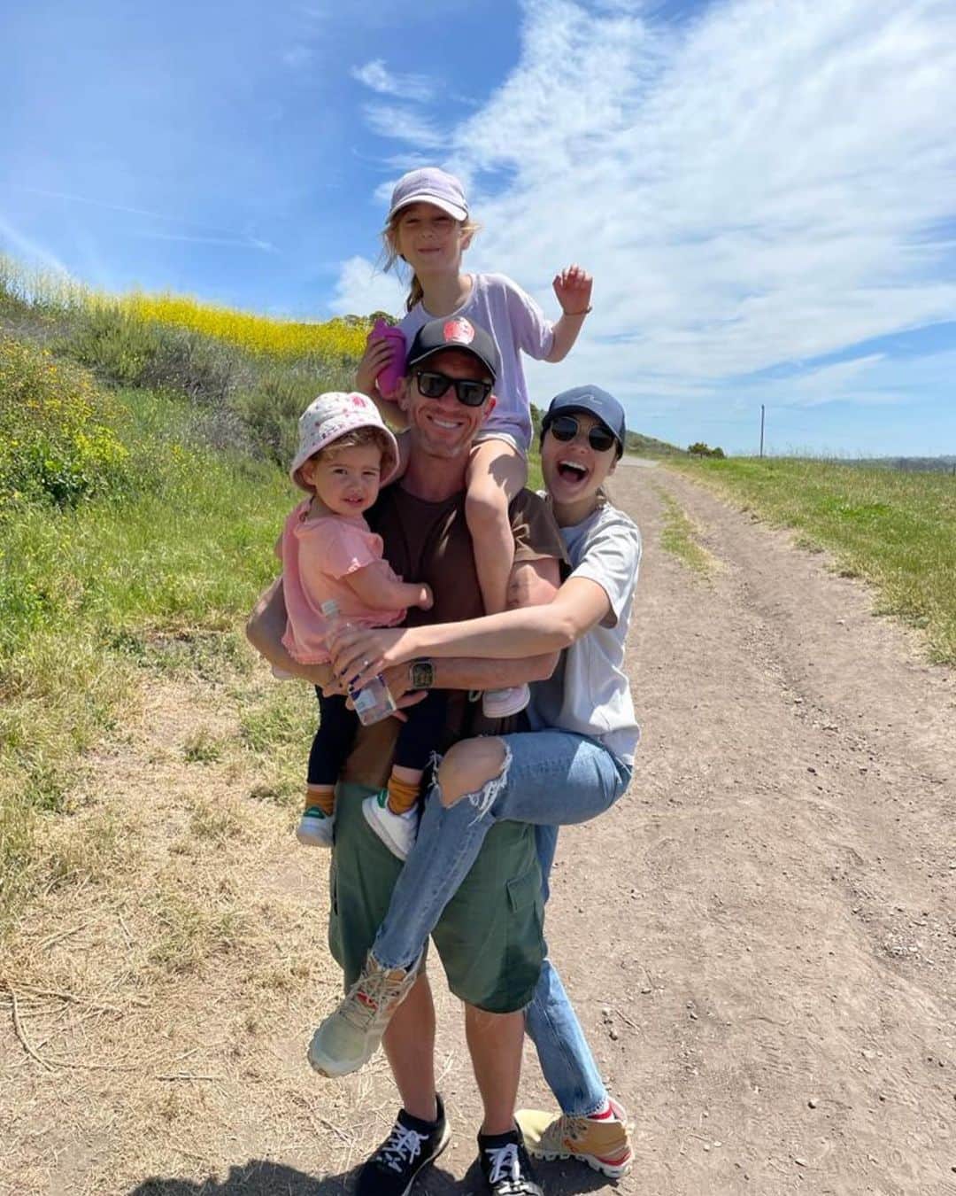 ガル・ガドットのインスタグラム：「Happy Father’s Day to all awesome dads out there! I’m lucky to have @jaronvarsano as the aba to my daughters. I couldn’t ask for a better role model, fun and funny dad for them. We love you baby, you’re our rock. Our compass and our heart ♥️ #555」