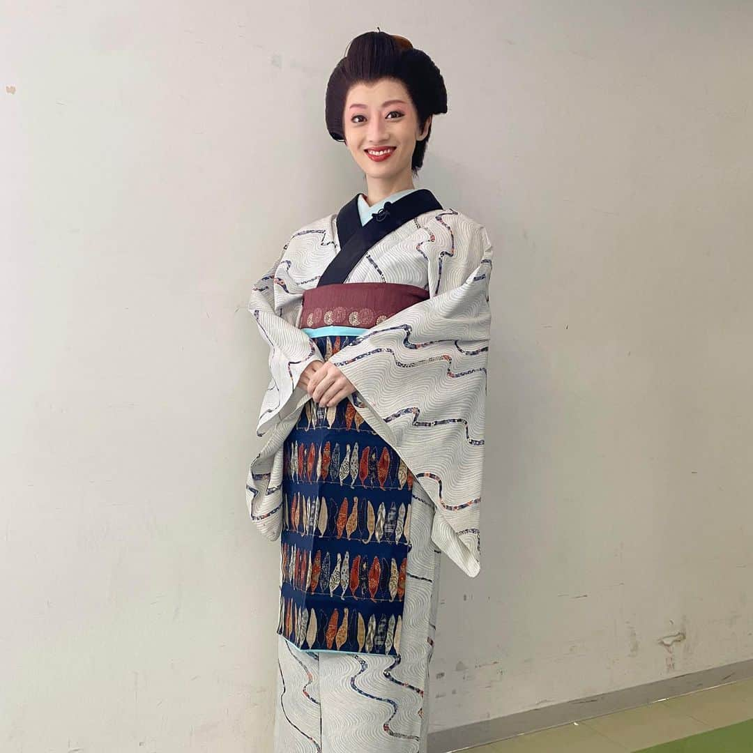 高畠麻奈さんのインスタグラム写真 - (高畠麻奈Instagram)「劇団朱雀「祭宴」2023.6.16-18 @キャナルシティ劇場  あっという間の3日間、無事に終宴いたしました。 ご来場、ご声援ありがとうございます。 2014年のAJT以来9年ぶりのキャナルシティ劇場！ 3年半ぶりに喜矢武さんも劇団朱雀に参戦っ！ とても熱いお客様と、とても熱く楽しい時間でした🔥  ここで1つ、声を大にして言いたいこと。 朱雀のスタッフさんって、本当に凄いんです、本当に！ この規模の劇場で日替わり演目…普通じゃありません。 それに対応出来るって、とてつもなくすごいんです。 これだけのボリュームでは考えられない短い時間での 仕込みと場当たり…いつも私は驚愕しています。 私が初参加した時から強力で心強いスタッフさん方。 どの部署の方もセンスが飛び抜けています。神… 今回は今までより少しだけ心に余裕が出来ているからか、 いつもよりスタッフさん方とお話しが出来ていて嬉しい☺︎ そんなカッコいいスタッフさん達をこっそり激写✨  そして、この姿だけは…と残した唯一の芝居姿の写真。 お民さん、ありがとう。  さぁ、ラストは沖縄！更に熱い宴にしましょう🔥  #劇団朱雀 #大衆演劇 #早乙女太一 さん#早乙女友貴 さん #鈴花奈々 さん#葵陽之介 さん #舞台#stage#高畠麻奈」6月19日 6時32分 - mana_724