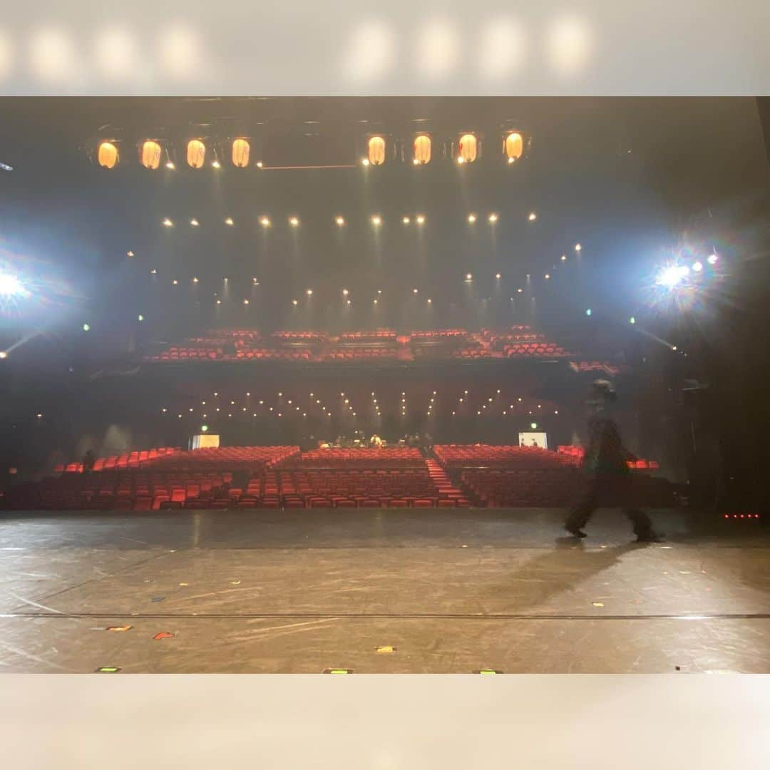 高畠麻奈さんのインスタグラム写真 - (高畠麻奈Instagram)「劇団朱雀「祭宴」2023.6.16-18 @キャナルシティ劇場  あっという間の3日間、無事に終宴いたしました。 ご来場、ご声援ありがとうございます。 2014年のAJT以来9年ぶりのキャナルシティ劇場！ 3年半ぶりに喜矢武さんも劇団朱雀に参戦っ！ とても熱いお客様と、とても熱く楽しい時間でした🔥  ここで1つ、声を大にして言いたいこと。 朱雀のスタッフさんって、本当に凄いんです、本当に！ この規模の劇場で日替わり演目…普通じゃありません。 それに対応出来るって、とてつもなくすごいんです。 これだけのボリュームでは考えられない短い時間での 仕込みと場当たり…いつも私は驚愕しています。 私が初参加した時から強力で心強いスタッフさん方。 どの部署の方もセンスが飛び抜けています。神… 今回は今までより少しだけ心に余裕が出来ているからか、 いつもよりスタッフさん方とお話しが出来ていて嬉しい☺︎ そんなカッコいいスタッフさん達をこっそり激写✨  そして、この姿だけは…と残した唯一の芝居姿の写真。 お民さん、ありがとう。  さぁ、ラストは沖縄！更に熱い宴にしましょう🔥  #劇団朱雀 #大衆演劇 #早乙女太一 さん#早乙女友貴 さん #鈴花奈々 さん#葵陽之介 さん #舞台#stage#高畠麻奈」6月19日 6時32分 - mana_724