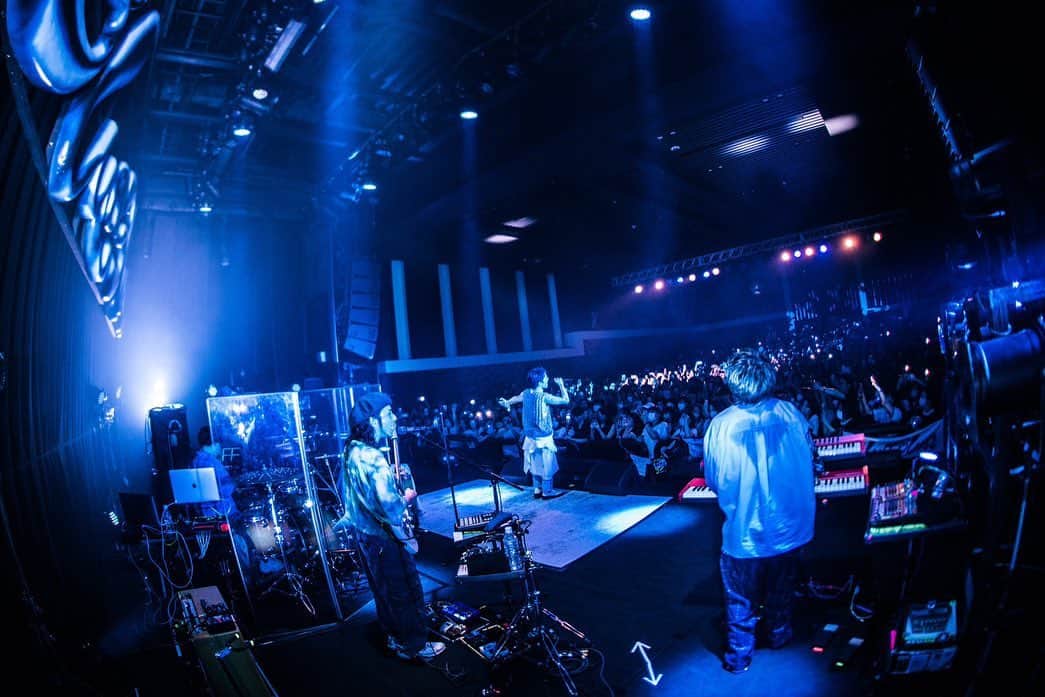 SIRUPのインスタグラム：「BLUE BLUR TOUR 2023 HIROSHIMA  ありがとう！セミファイナル広島！  BLUE LIVEは演出も少し変わったり距離も近い分より近い距離でみんなとエネルギーのシェアしたからか、凄まじい盛り上がりでしたな🔥  I won't beはここだけアコギVer. @hisa1108 でした  いよいよ２３日はファイナルZepp Haneda!!  ファイナルは色んなサプライズあるよ🌏  お楽しみに！  ツアーここまで完成したグルーヴと世界観をぶちかますんでみんな覚悟よろしく💙  この集合写真気に入ってる 📸 @ao_dramatic_aoi   #ブルブラツアー」