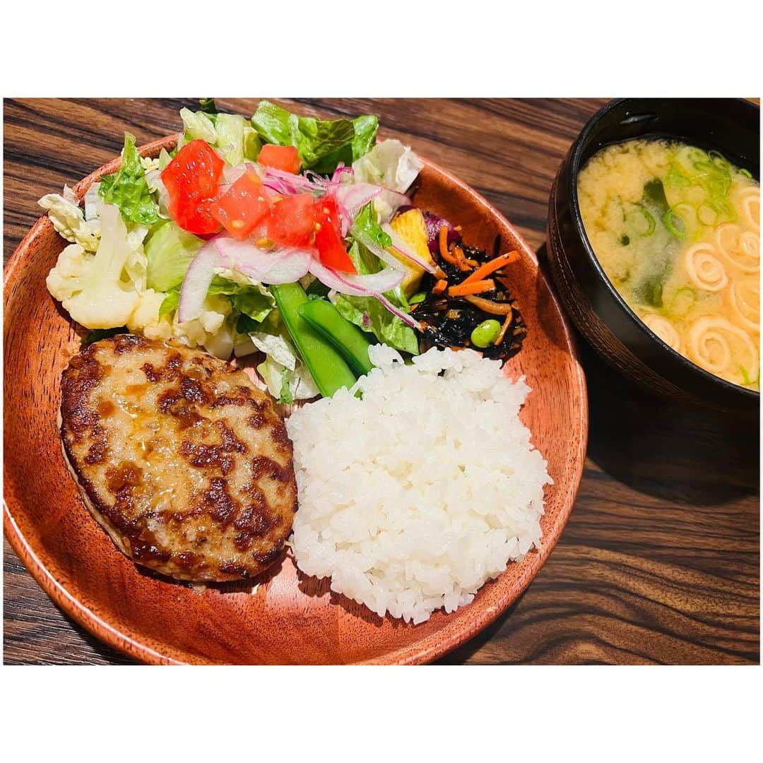 のインスタグラム：「あー びっくりドンキー行きたい🏋️ ハンバーグ食べたい🔥」