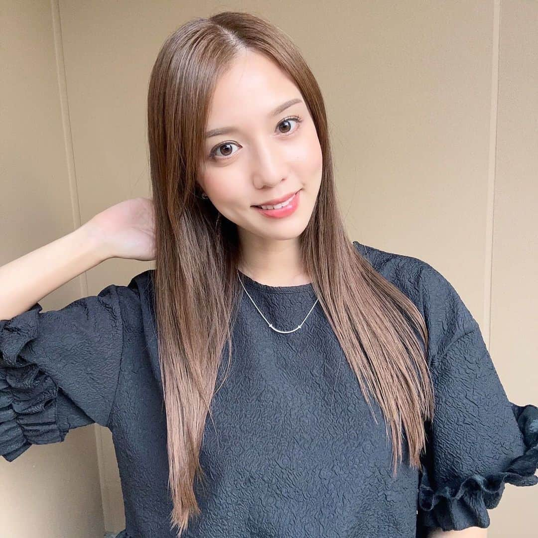 丸高愛実さんのインスタグラム写真 - (丸高愛実Instagram)「ロレアル パリからオイル*1 約60%配合の、「オレオリュクス」が新発売✨ ”オイルで染める*2” 今までにない新しいセルフカラーなんだって😳  使ってみたら、ツヤ感が染毛前よりUP*3 していて 発色もよくて嬉しい☺️ パサパサしちゃうかなぁ？と心配だったんだけど問題なかった🤍 むしろ使うたびに、トリートメント*3 したみたいな感じ。 オイルで染める*2 って新しいよね。  ちなみに、私が染めた色は☟ 10B バターベージュ 🤎  全国のドラッグストアやバラエティストア、Amazon、楽天などのECサイトで購入できます！  ロレアル パリ オレオリュクス 1,980円（税込）※メーカー希望小売価格  *1 流動パラフィン(基剤) *2 オイルが主成分の剤で染めること *3 アフターカラーヘアマスク、アフターカラーヘアオイルによる  #オレオリュクス #ロレアルパリ #60パーセントオイルのセルフカラー #オレオリュクスでとぅる色髪 #PR #ヘアカラー #セルフカラー #ホームカラー」6月19日 12時00分 - marutakamanami