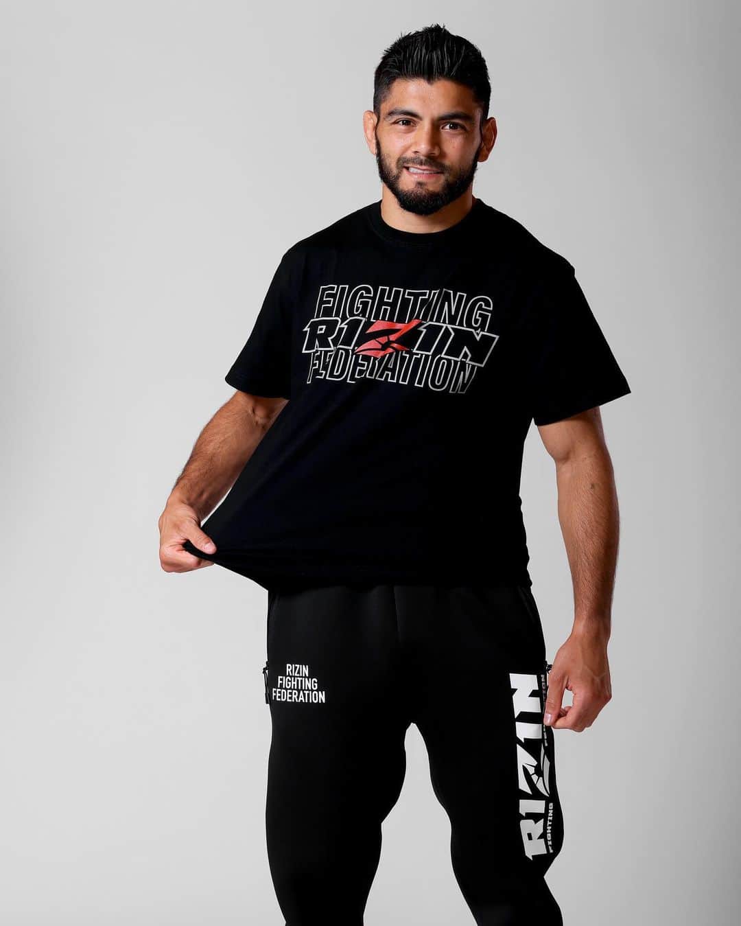 RIZIN FF OFFICIALのインスタグラム：「--RIZIN ONLINE STOREに"ホベルト・サトシ・ソウザ""元谷友貴""山本アーセン"が登場--  ⚪︎profile⚪︎ ホベルト・サトシ・ソウザ @robertosatoshi  ブラジルサンパウロ 出身 1989年9月19日生まれ 身長/180cm リーチ/185cm 所属/ボンサイ柔術  元谷友貴 @yuki.motoya  日本 石川県 出身 1989年9月14日生まれ 身長/170cm リーチ/173.5cm 所属/フリー  山本アーセン @killahbee045  日本 神奈川県 出身 1996年9月8日生まれ 身長/169cm リーチ/166cm 所属/KRAZY BEE/SPIKE22  ▶「ショップを見る」をTAP☝︎」