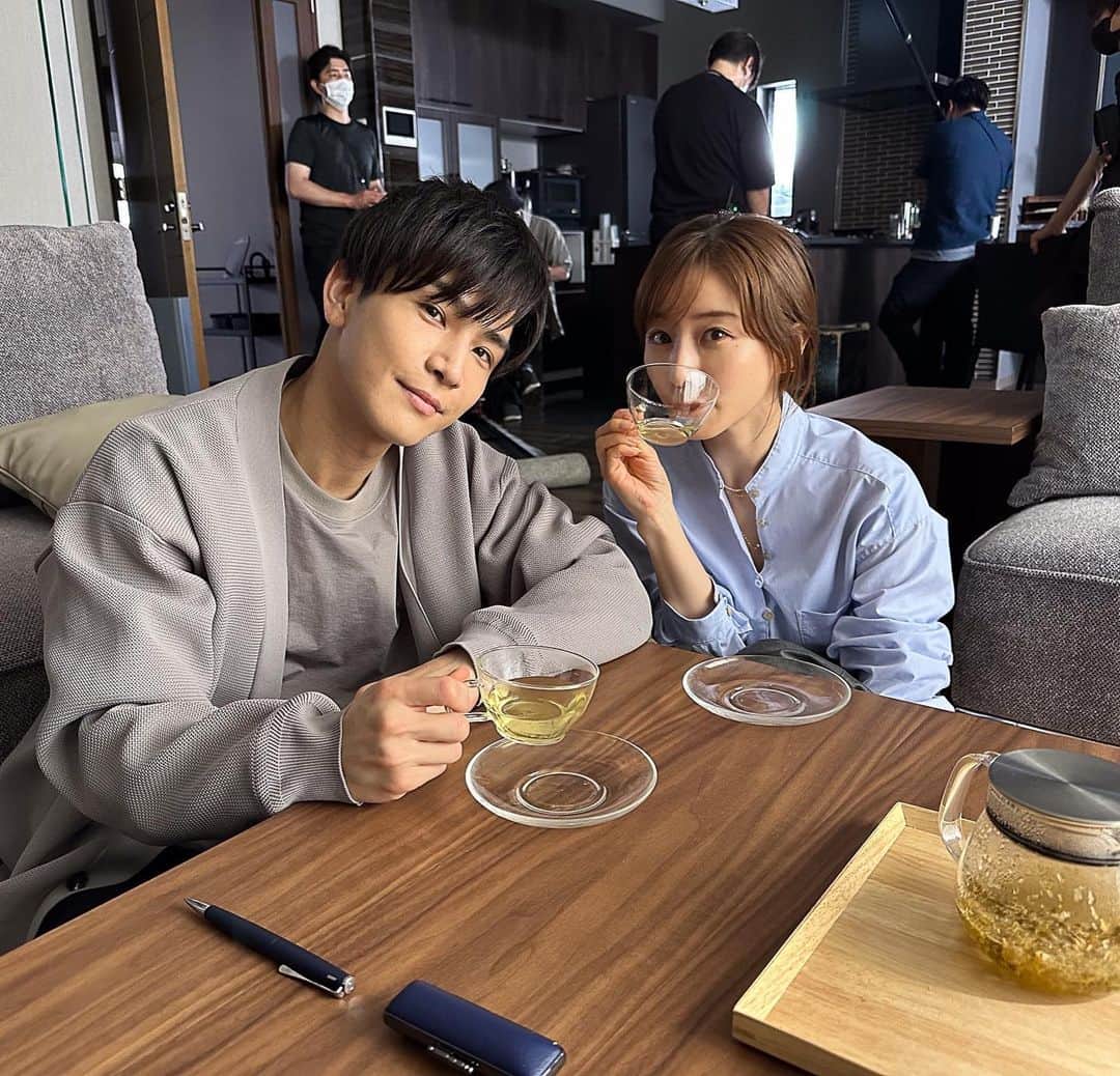 あなたがしてくれなくてものインスタグラム：「． 🫧オフショットを🎁️🫧  10話、離婚届のシーンの撮影後に📸️ 重いシーンのすぐ後でしたが お二人が「撮ります？」と 声をかけてくれました🥹✨  #あなたがしてくれなくても  #岩田剛典  #田中みな実   📣10話の #TVer 見逃し無料配信は 　  最終話放送まで！ 　  まだの方ももう一度見たい方も 　  お見逃しなく👀✨ 📺1~3話も変わらず無料配信中   プロフィール欄のリンクからチェック！」